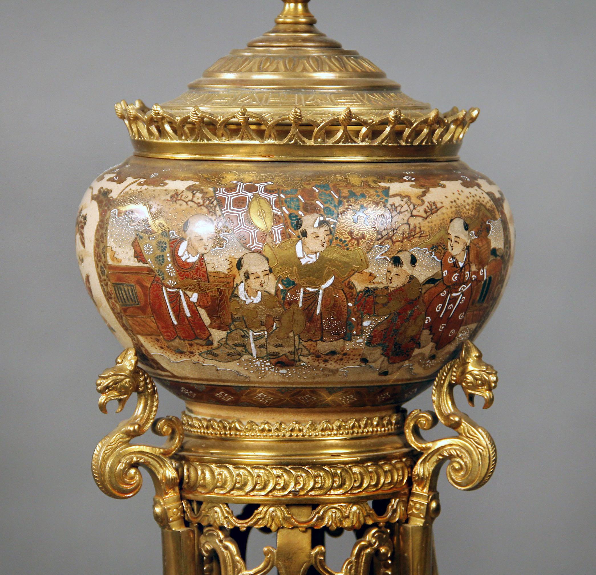Japonais Lampadaire en bronze doré de la fin du XIXe siècle et en porcelaine de Satsuma du Japon en vente