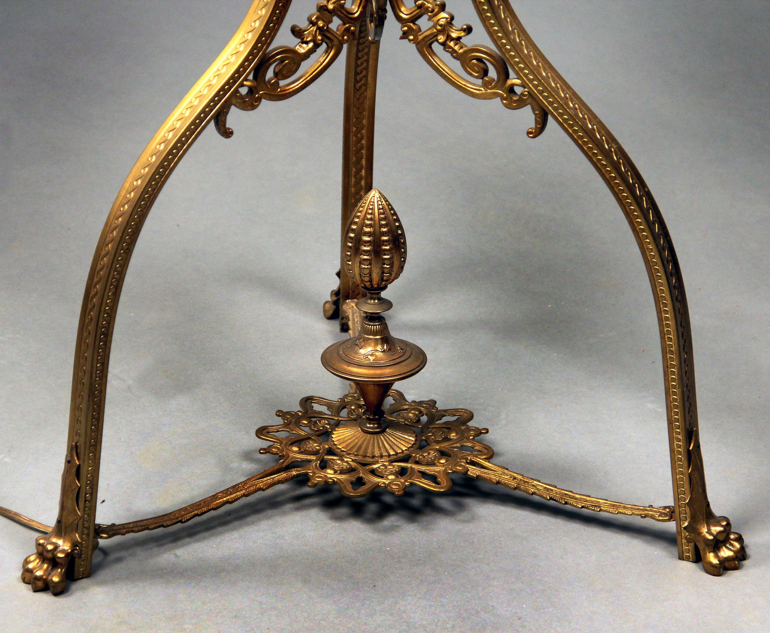Doré Lampadaire en bronze doré de la fin du XIXe siècle et en porcelaine de Satsuma du Japon en vente