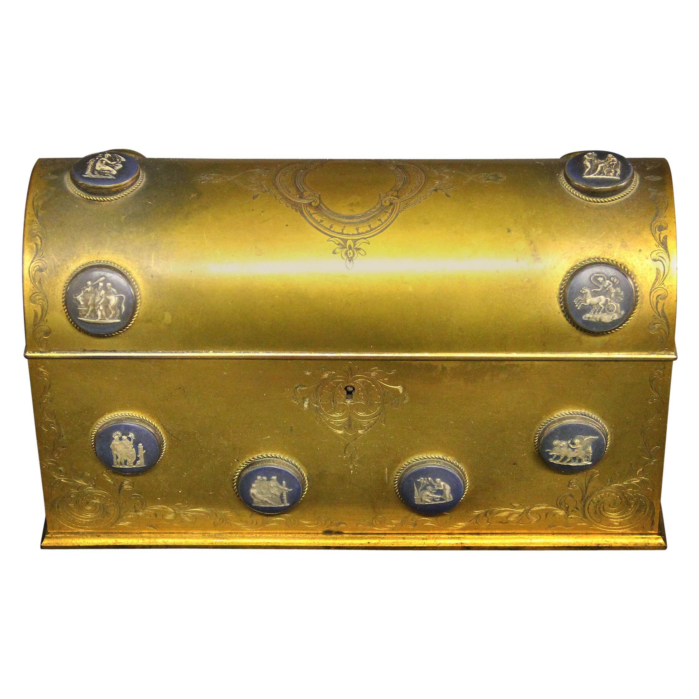 Boîte à bijoux en bronze doré de la fin du 19ème siècle et en porcelaine gravée de style Wedgwood