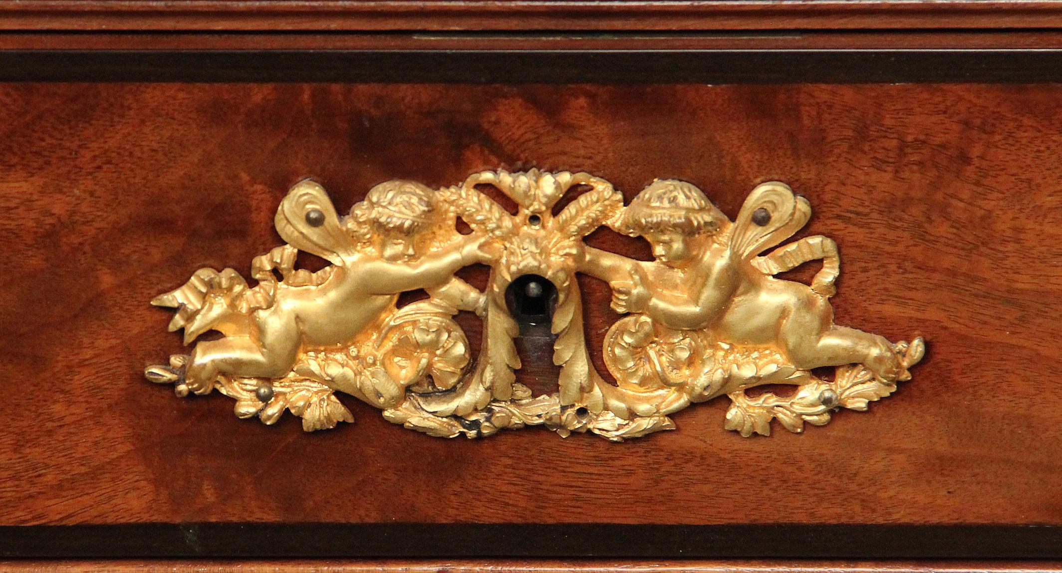 Cartonnier / Sekretär aus vergoldeter Bronze des späten 19. Jahrhunderts von Antoine Krieger im Zustand „Gut“ im Angebot in New York, NY