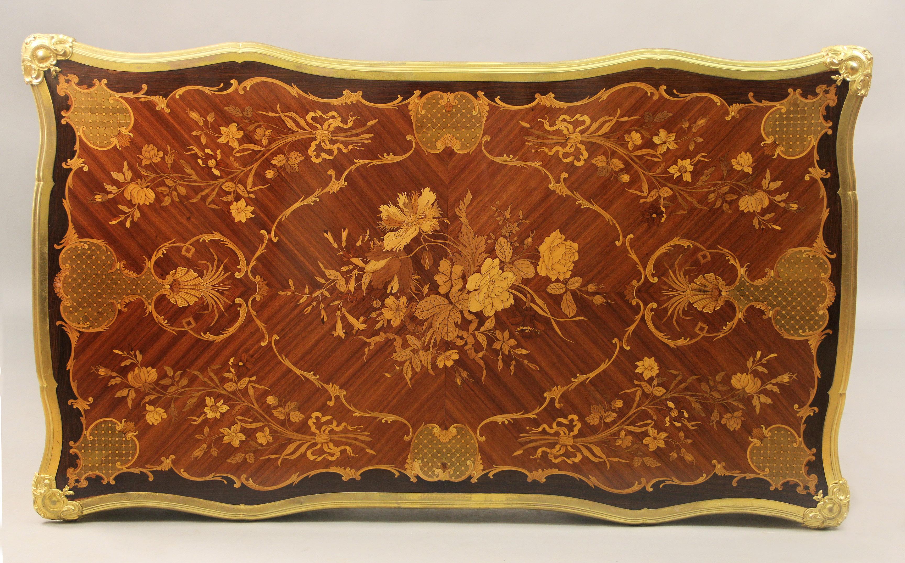Fantastique table de marqueterie de style Louis XV de la fin du 19e siècle, montée sur bronze doré.

Par Paul Sormani

Un magnifique plateau en marqueterie florale avec une bordure en bronze au-dessus de trois tiroirs marquetés. Cotés et dos