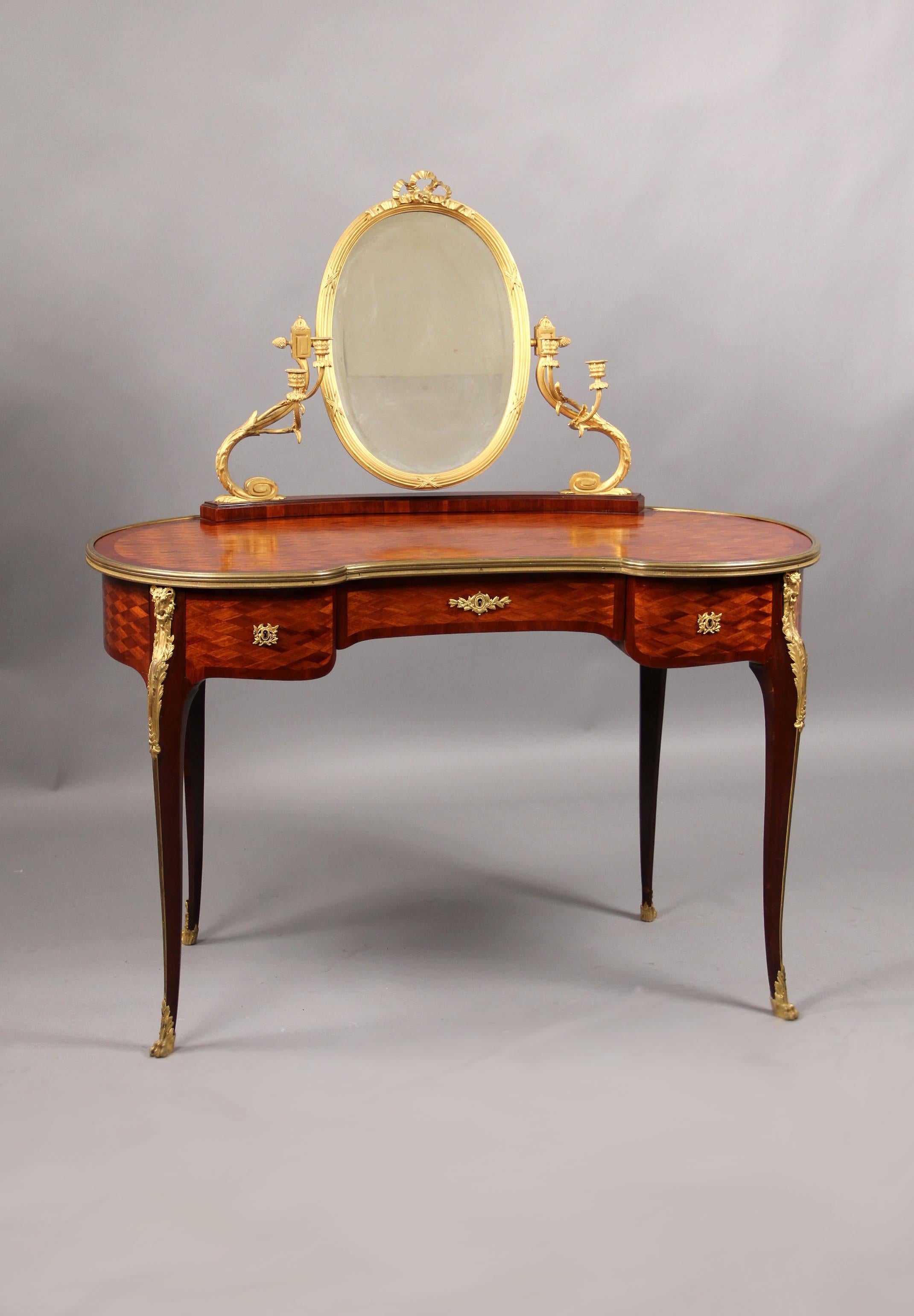 Tocador estilo Luis XV montado en bronce dorado de finales del siglo XIX


Encimera de parquet en forma de riñón, que sostiene un espejo biselado ovalado de bronce flanqueado por dos candelabros con volutas, sobre tres cajones.

Detalles:
Altura -