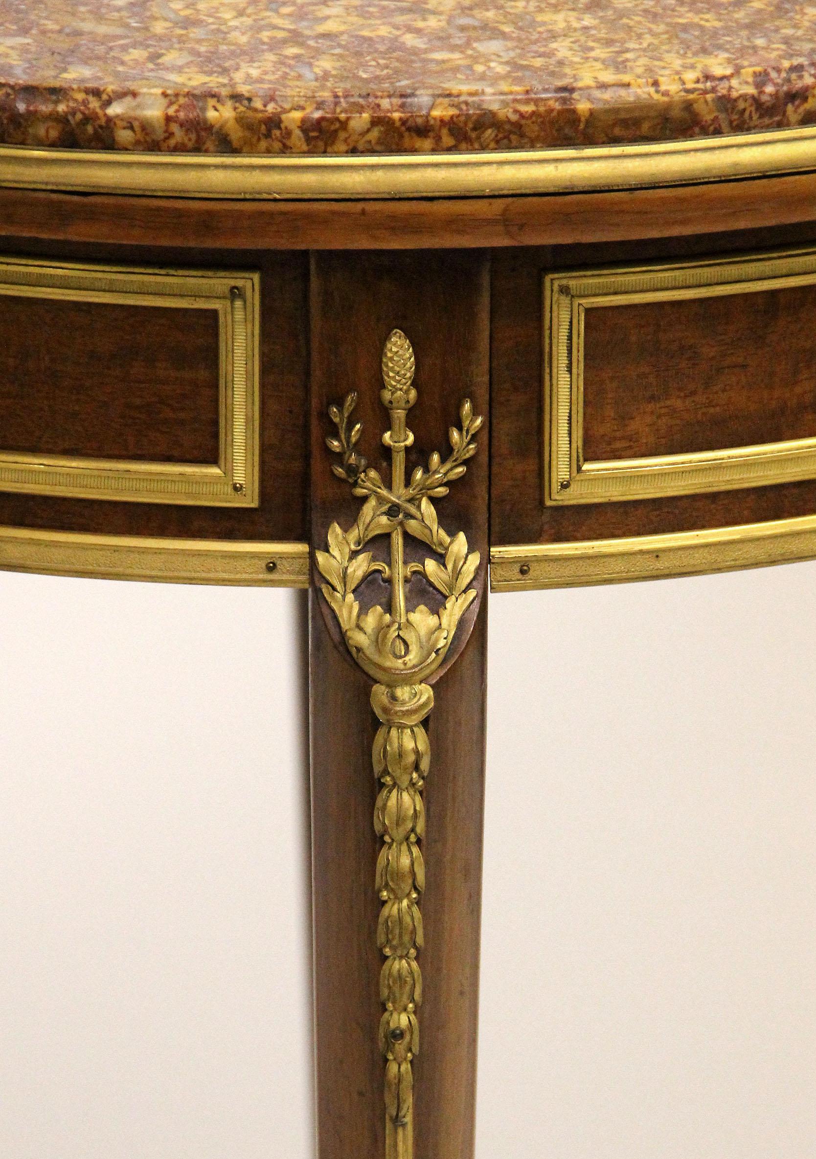 Table d'appoint de style Louis XV, datant de la fin du XIXe siècle, montée en bronze doré

Le plateau en marbre est surmonté d'un seul tiroir central et repose sur des pieds cabriole.