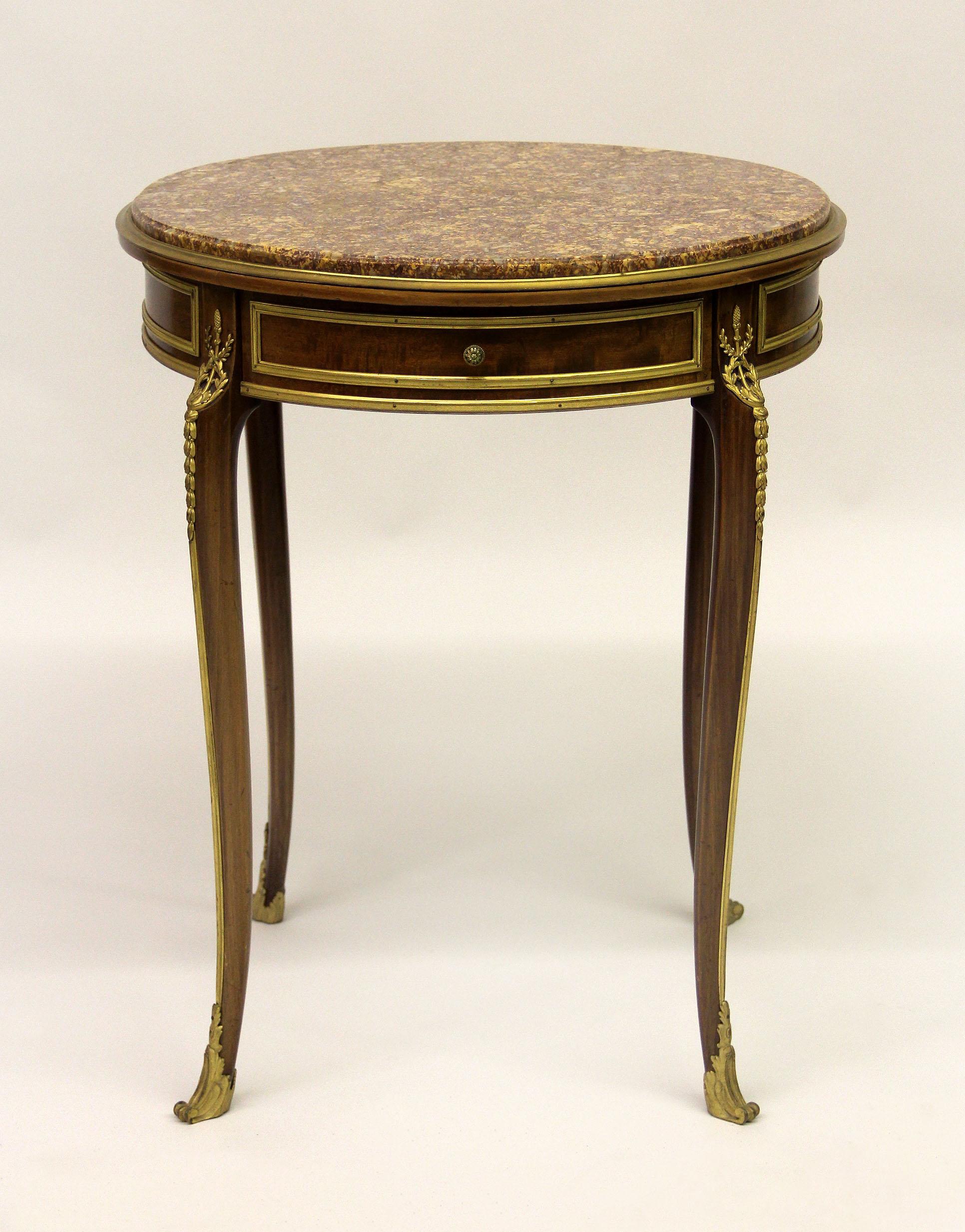 Table de lampe de style Louis XV de la fin du XIXe siècle, montée sur bronze doré


Le plateau en marbre est surmonté d'un tiroir central et repose sur des pieds en cabriole.

Détails :
Hauteur - 29 pouces / 74cm
Diamètre - 24 pouces / 61cm