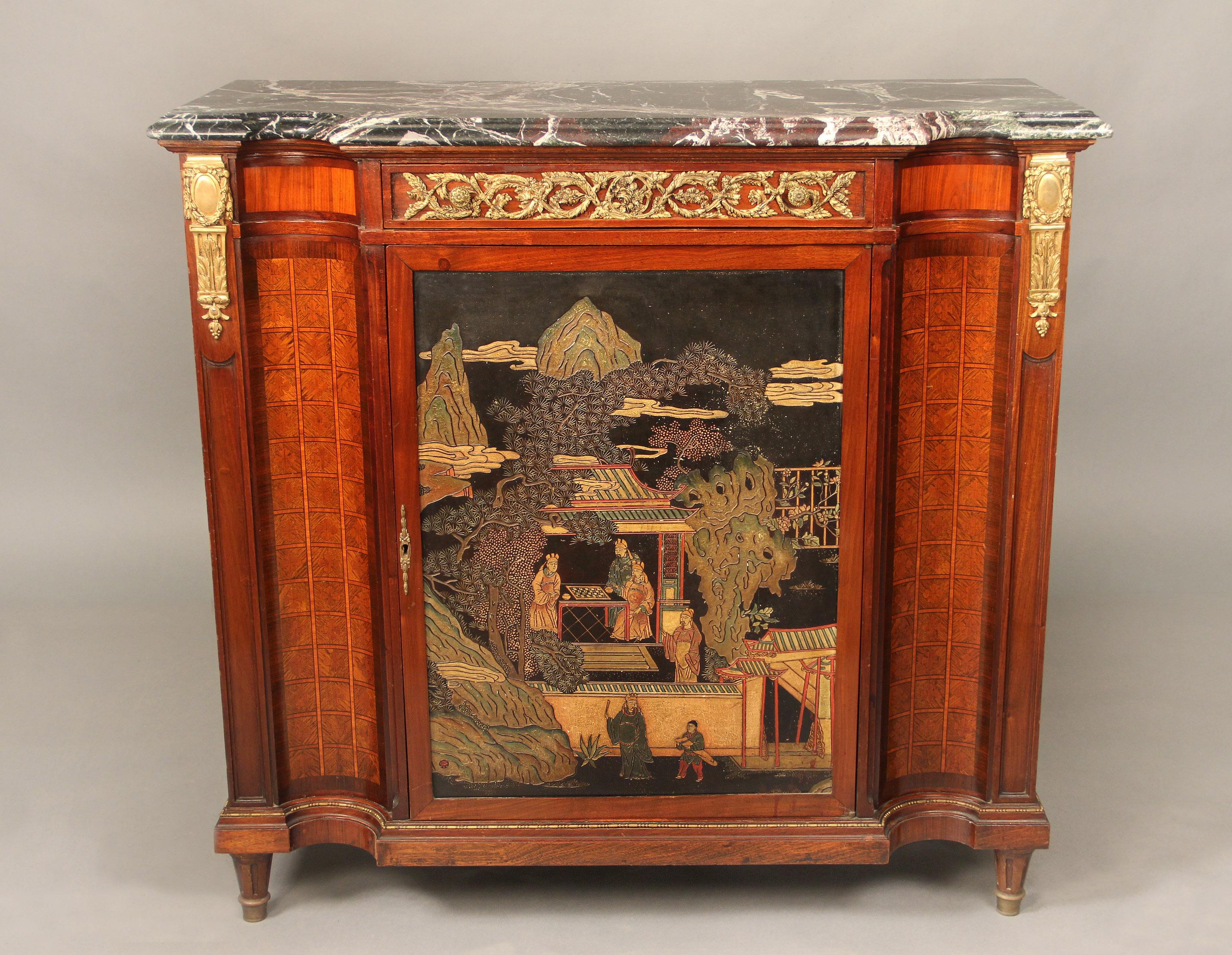 Vergoldeter Bronzeschrank im Louis-XVI-Stil des späten 19. Jahrhunderts, Chinoiserie


Marmorplatte über einer floralen Bronzeschublade, eine einzelne Tür mit einer Koramandel-Landschaftsszene mit Menschen in der Freizeit, die Seiten mit eingelegten