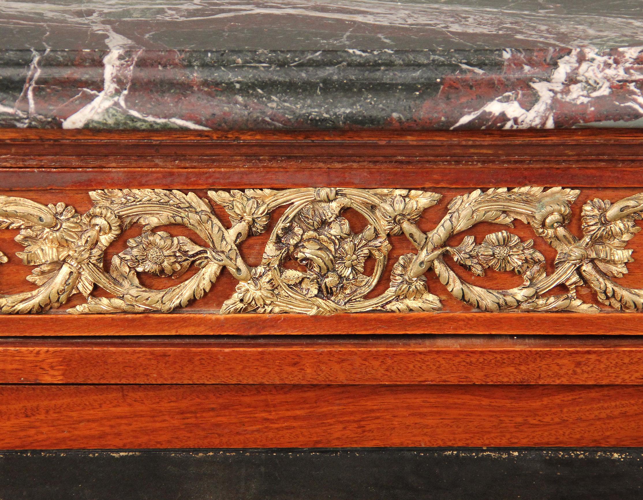 Vergoldeter Bronzeschrank im Louis-XVI-Stil des späten 19. Jahrhunderts, Chinoiserie (Französisch) im Angebot
