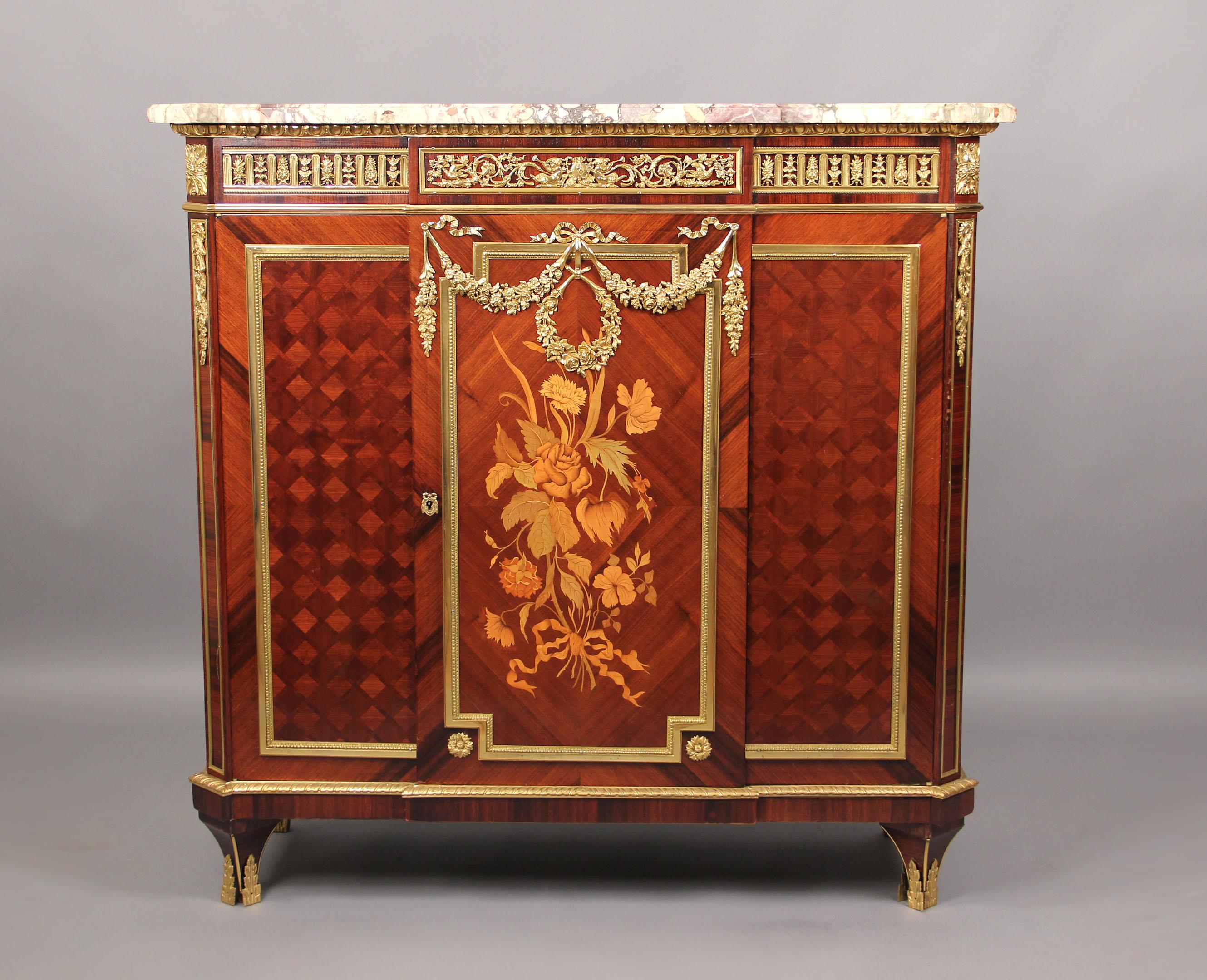 Armadio intarsiato in bronzo dorato della fine del XIX secolo in stile Luigi XVI di Theodore Millet

Di Theodore Millet

L'ampio piano in marmo sovrasta un fregio in bronzo e un cassetto singolo centrale decorato con bronzi di satiri e strumenti