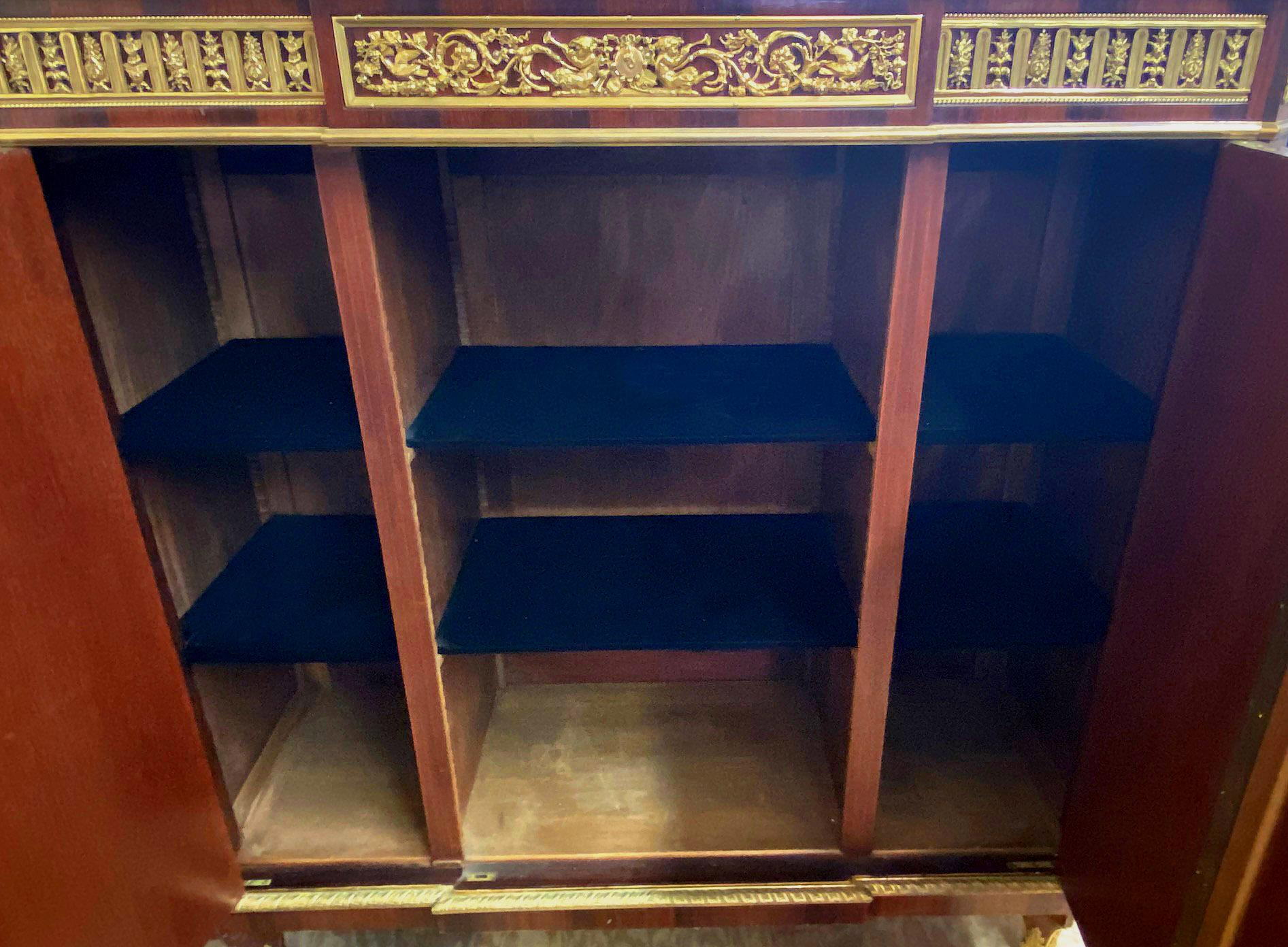 Français Cabinet en marqueterie et parqueterie monté sur bronze doré par Millet à la fin du 19ème siècle en vente