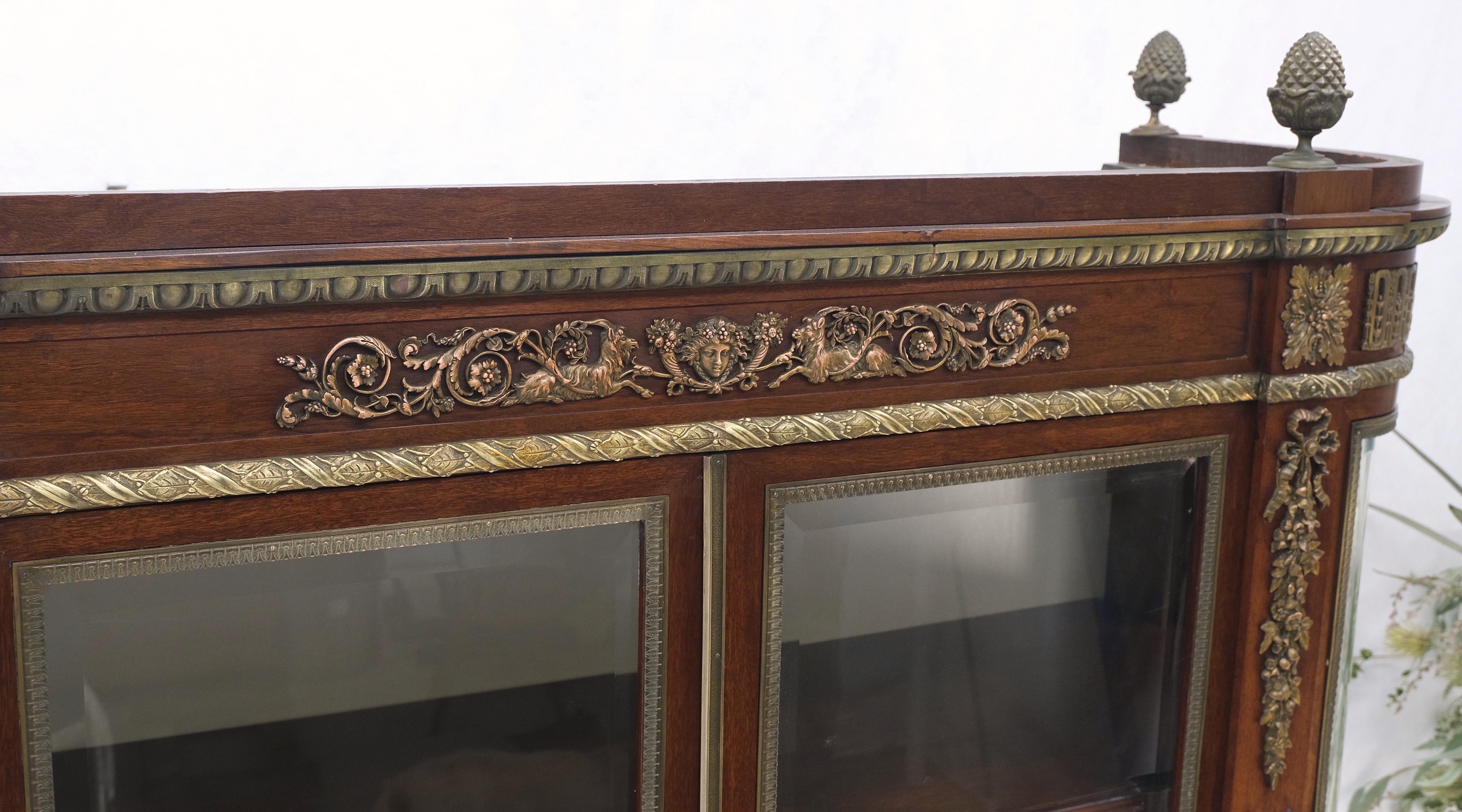 Fin du 19e siècle Bronze doré monté en bronze doré  Vitrine Cubboard Verre bombé en vente 9