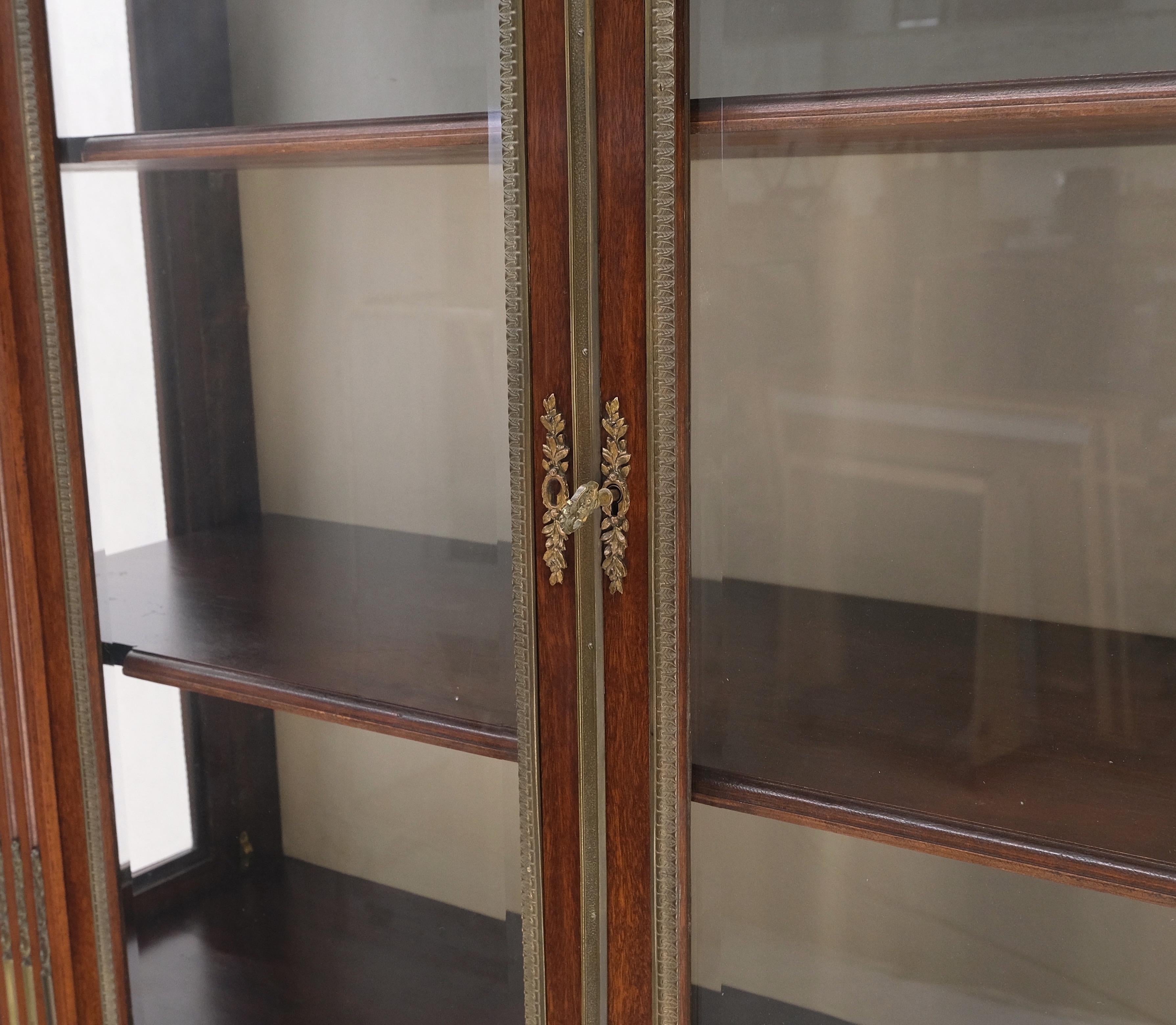 Spätes 19. Jahrhundert Vergoldete Bronze montiert Ormolu  Vitrine Cubboard Gebogenes Glas  im Angebot 3
