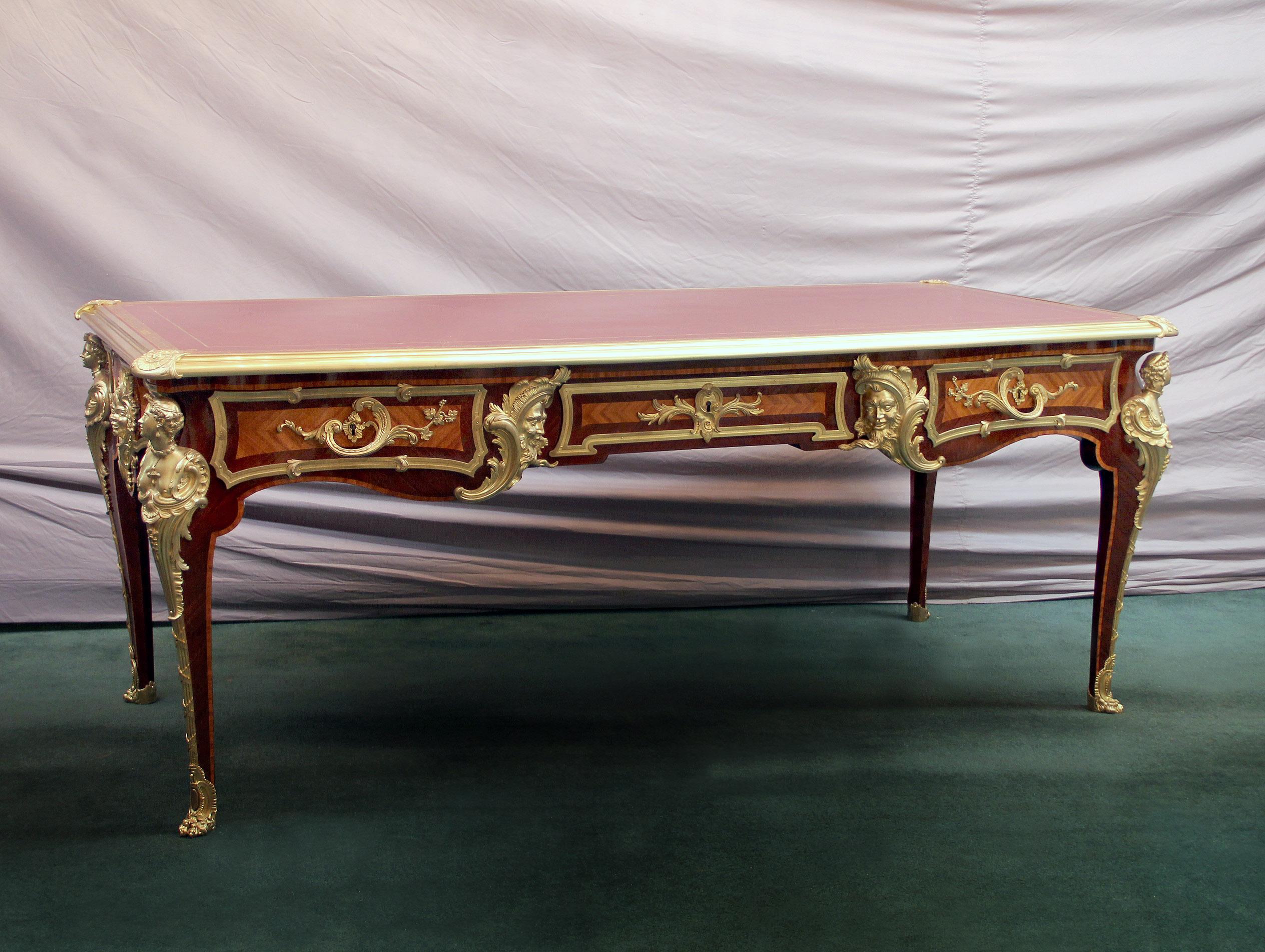 Fantastique bureau plat en marqueterie incrustée de bronze doré de style Louis XV de la fin du 19e siècle

Le plateau rectangulaire avec une surface d'écriture en cuir doré à l'intérieur d'une bordure moulurée et avec des montures moulées en
