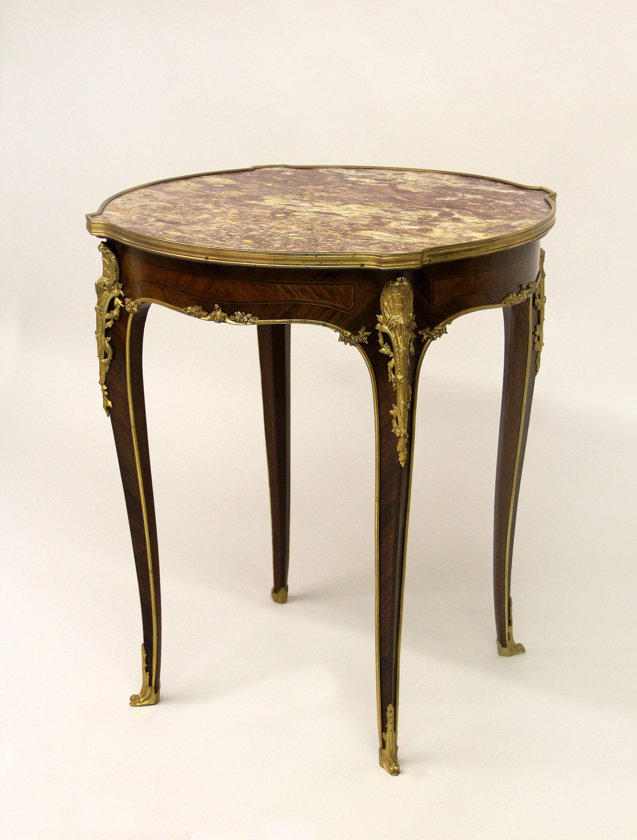 Merveilleuse table de lampe de style Louis XV de la fin du XIXe siècle, montée sur bronze doré, par Kahn

Par Kahn

Le plateau en marbre repose sur des pieds cabriole avec des montures en bronze représentant des coquillages et des fleurs.

Le