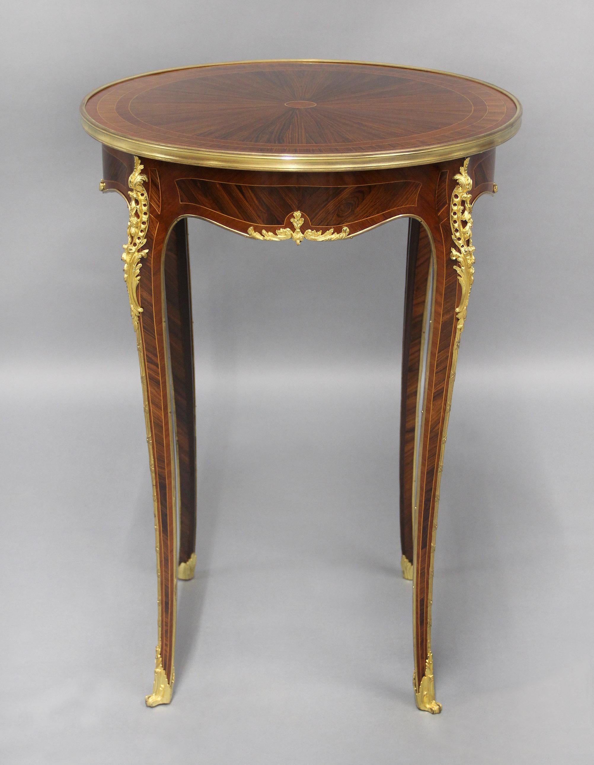Interessante tavolo da lampada in stile Luigi XV con montatura in bronzo dorato della fine del XIX secolo, venduto da Boudet

Venduto da Maison Boudet.

Il bellissimo piano intarsiato 