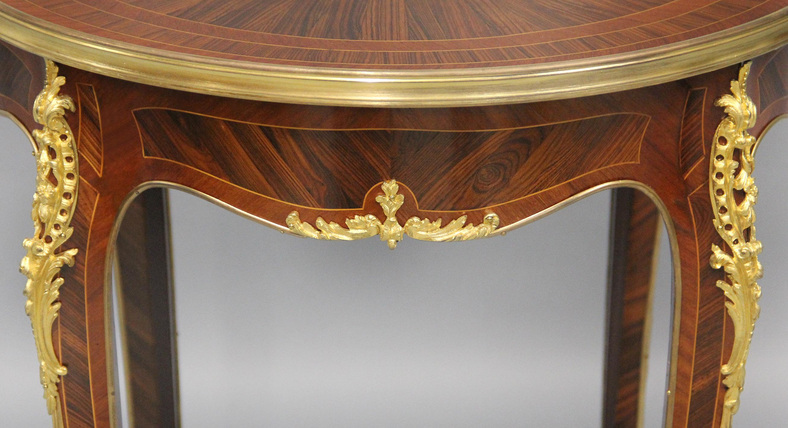 Dorato Tavolo da lampada in parquet con montatura in bronzo dorato della fine del XIX secolo, venduto da Boudet in vendita