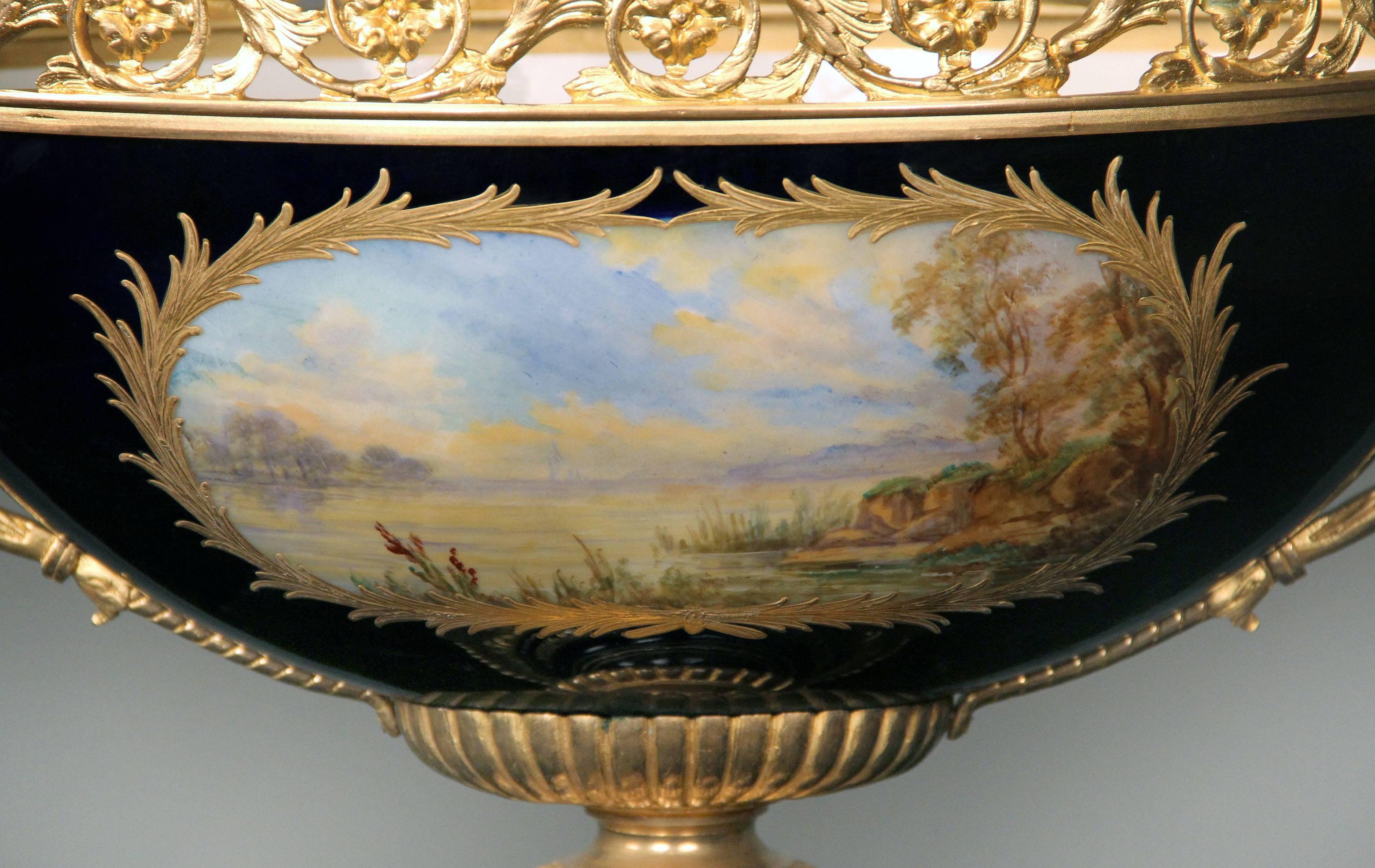 Français Garniture en porcelaine de Sèvres de la fin du 19e siècle, montée sur bronze doré en vente