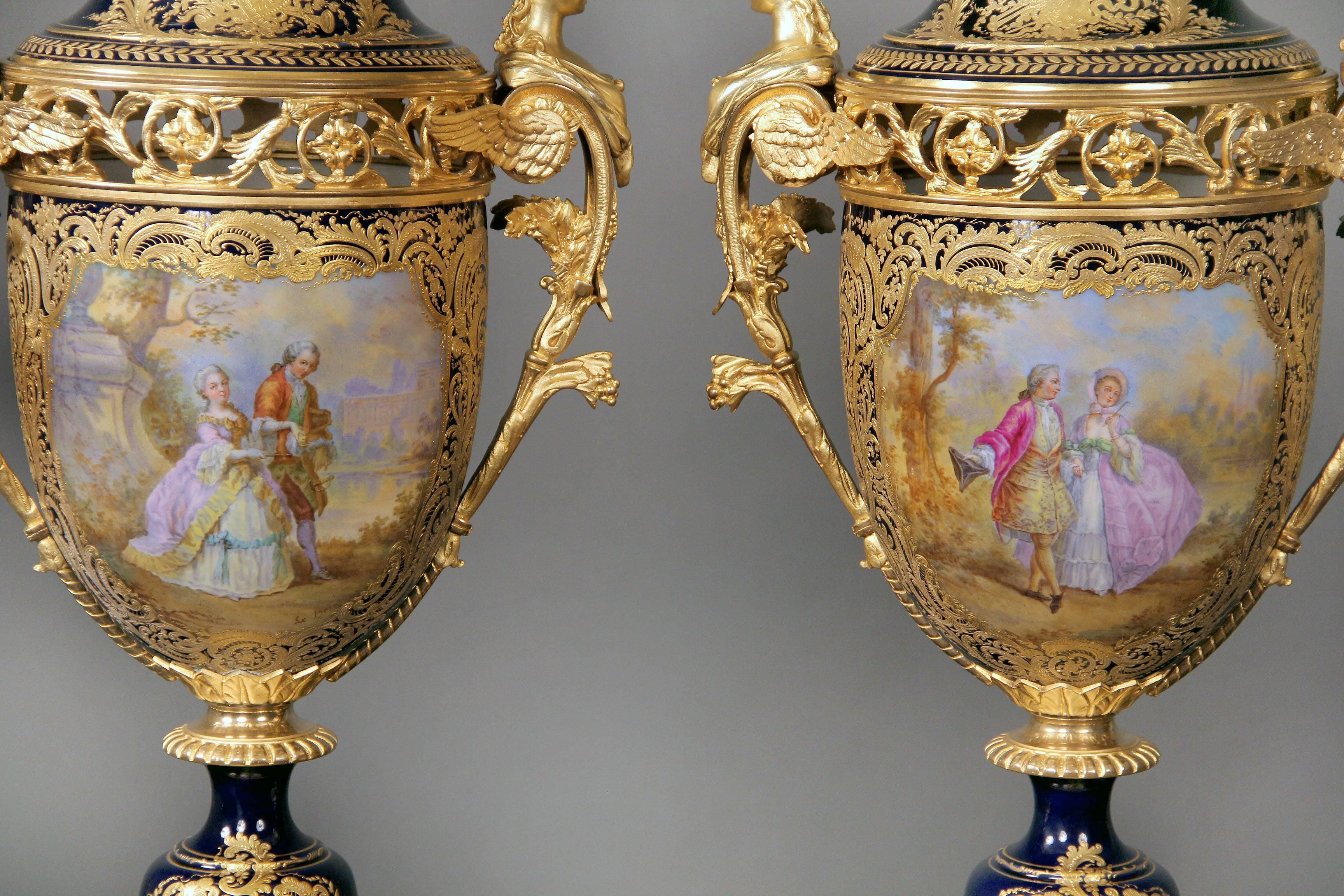 Porzellangarnitur im Stil von Sèvres aus dem späten 19. Jahrhundert, vergoldet und in Bronze gefasst (Vergoldet) im Angebot