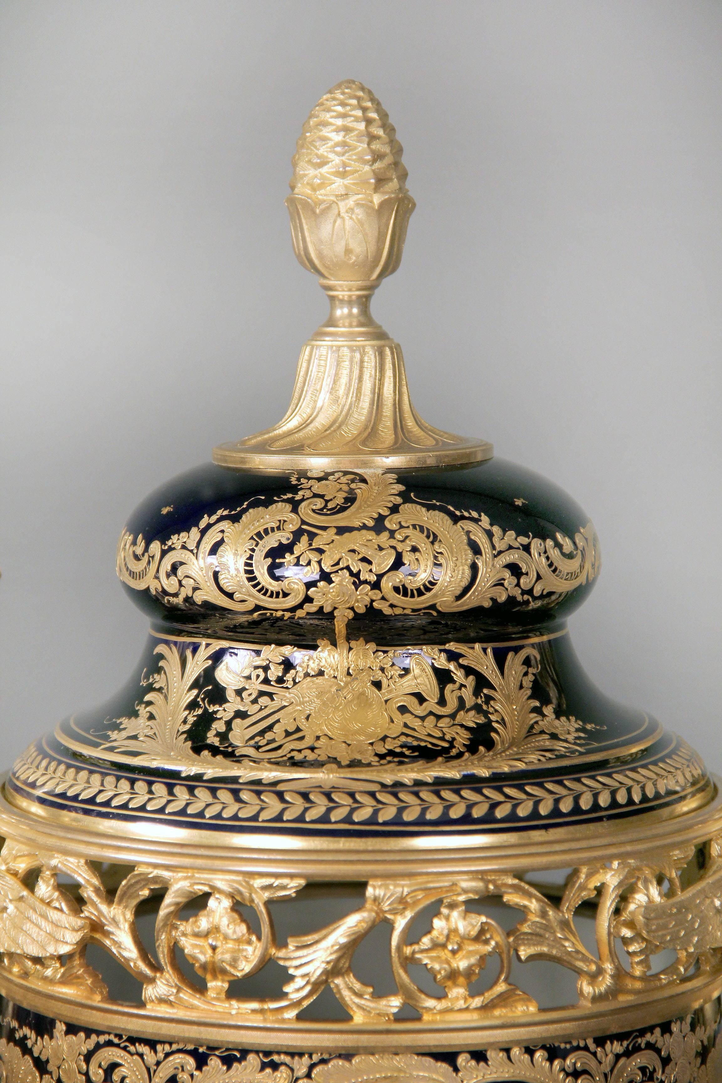 XIXe siècle Garniture en porcelaine de Sèvres de la fin du 19e siècle, montée sur bronze doré en vente