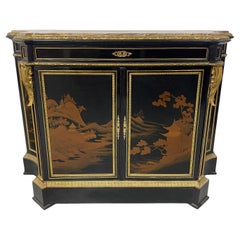 Cabinet en laque de la fin du 19e siècle, monté sur bronze doré, de style transitionnel