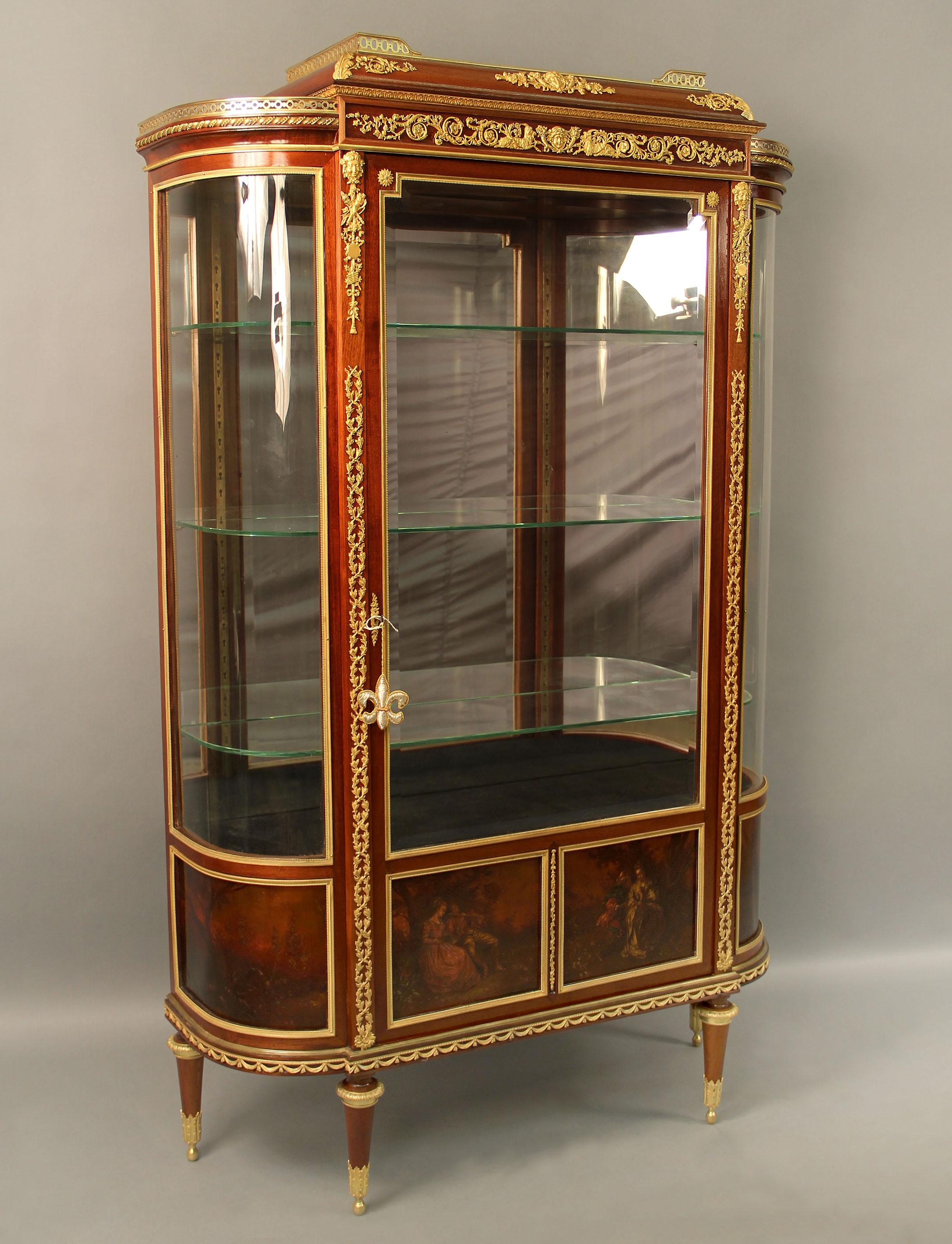 Un fantastico mobile vitreo di qualità della fine del XIX secolo, in stile Louis XVI, con montatura in bronzo dorato, Vernis Martin

Di François Linke

Una galleria in bronzo traforata sopra una montatura in bronzo di una maschera femminile