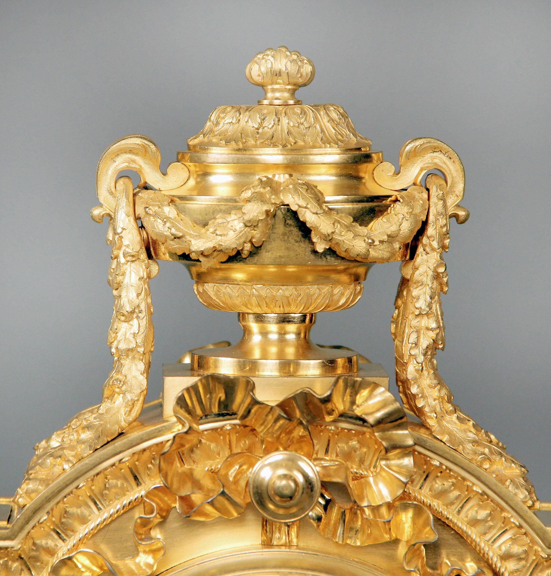 Kaminuhr aus weißem Marmor mit vergoldeter Bronze von Charpentier aus dem späten 19. Jahrhundert (Belle Époque) im Angebot