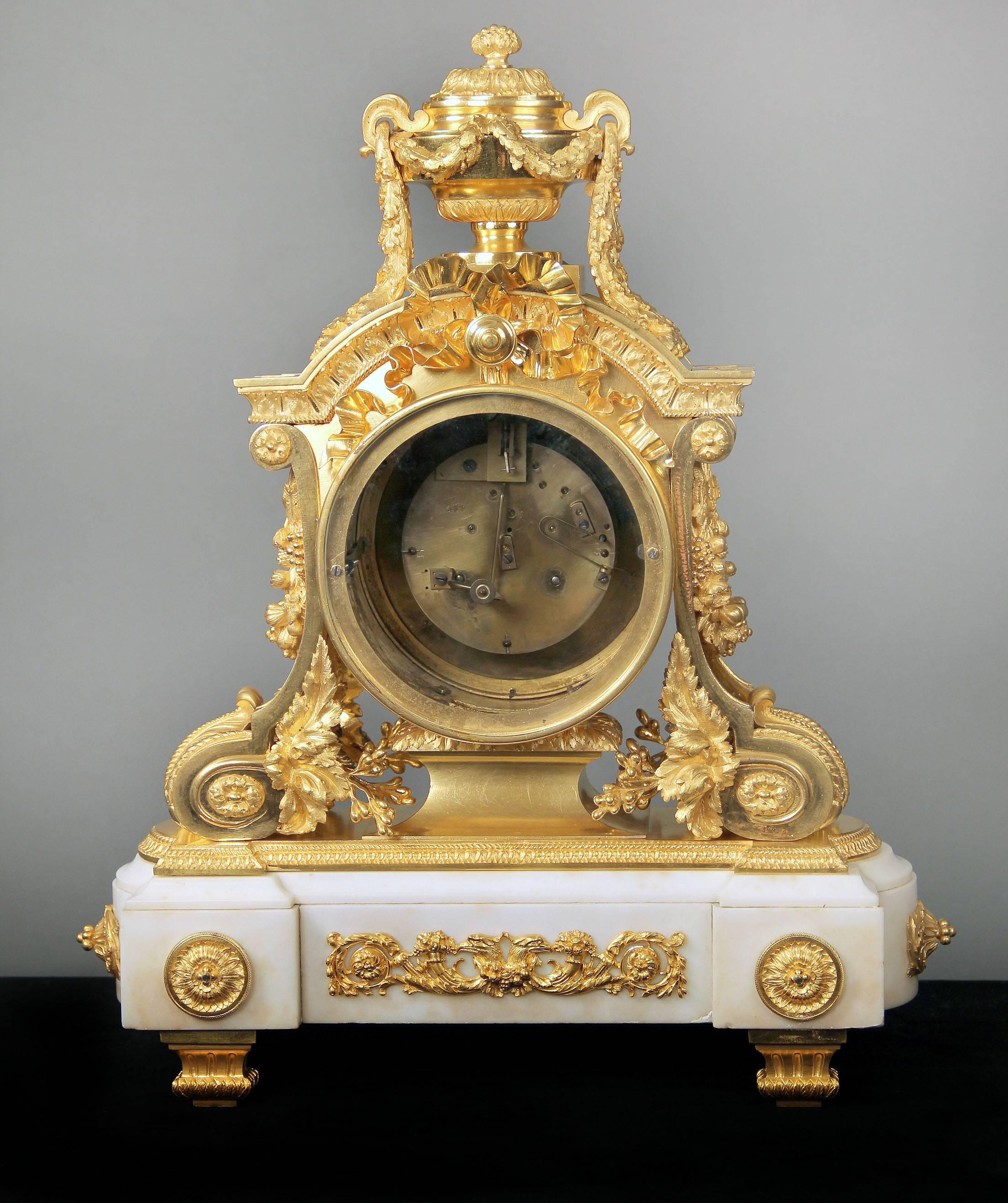 Doré Pendule de cheminée en marbre blanc montée sur bronze doré de la fin du XIXe siècle par Charpentier en vente