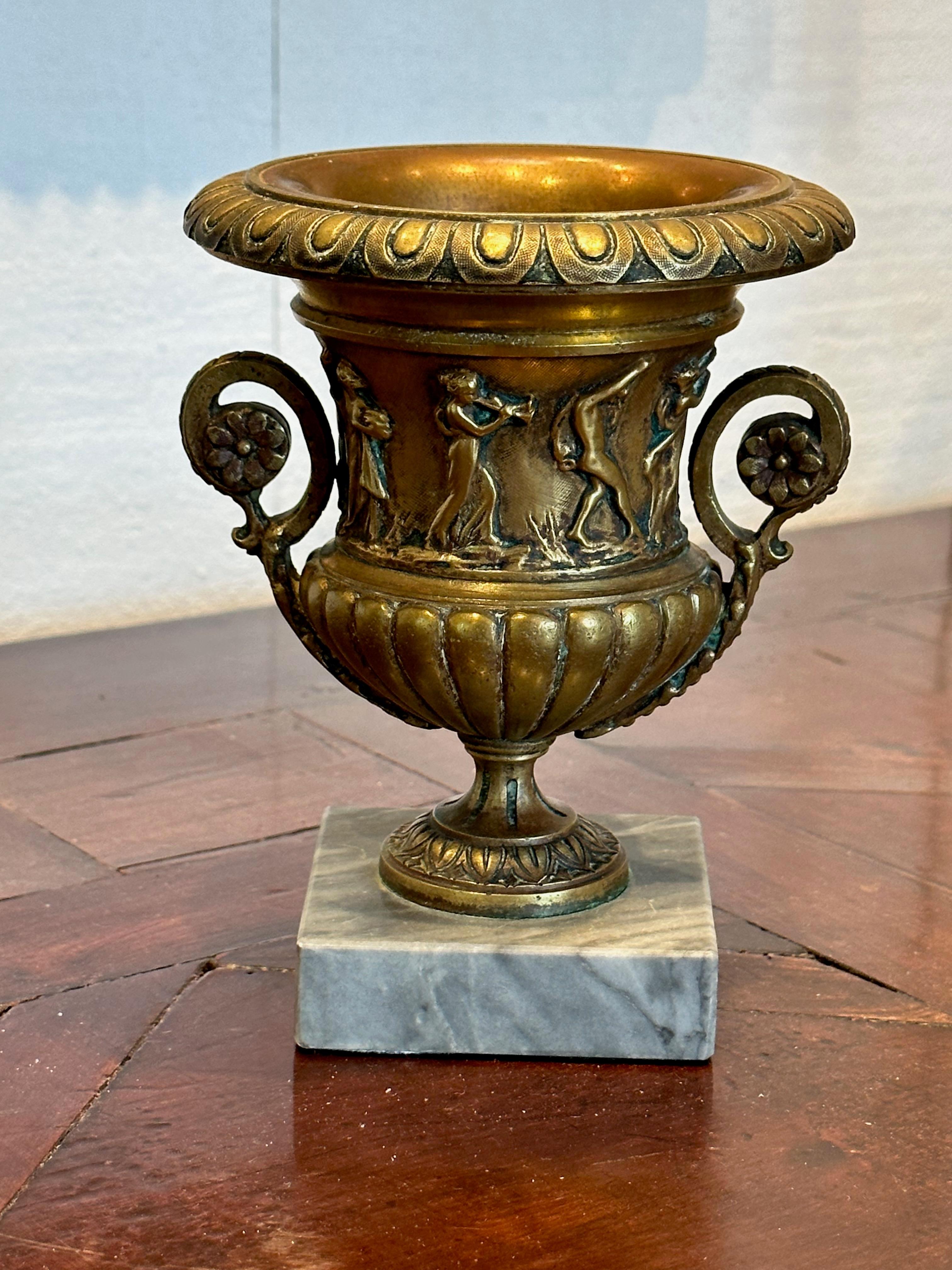 Français Urne en bronze doré de la fin du 19e siècle