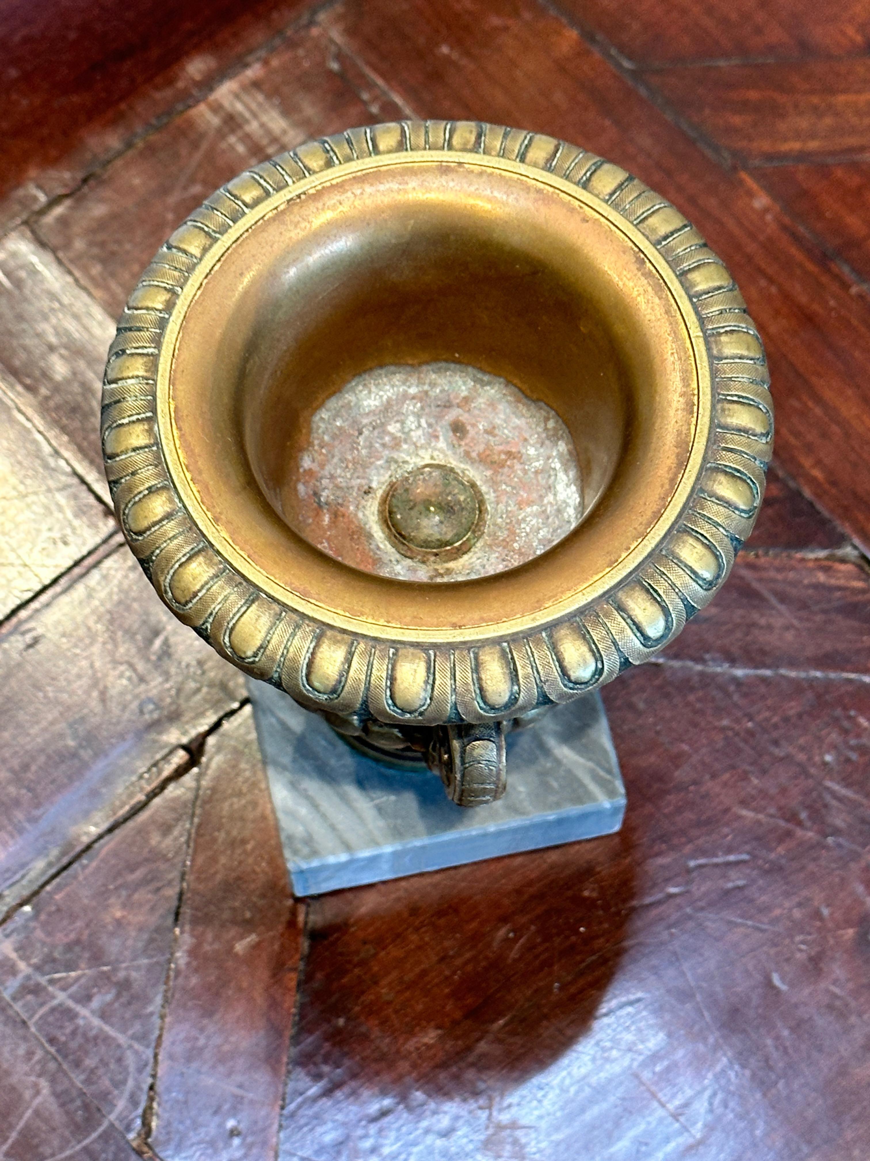 XIXe siècle Urne en bronze doré de la fin du 19e siècle