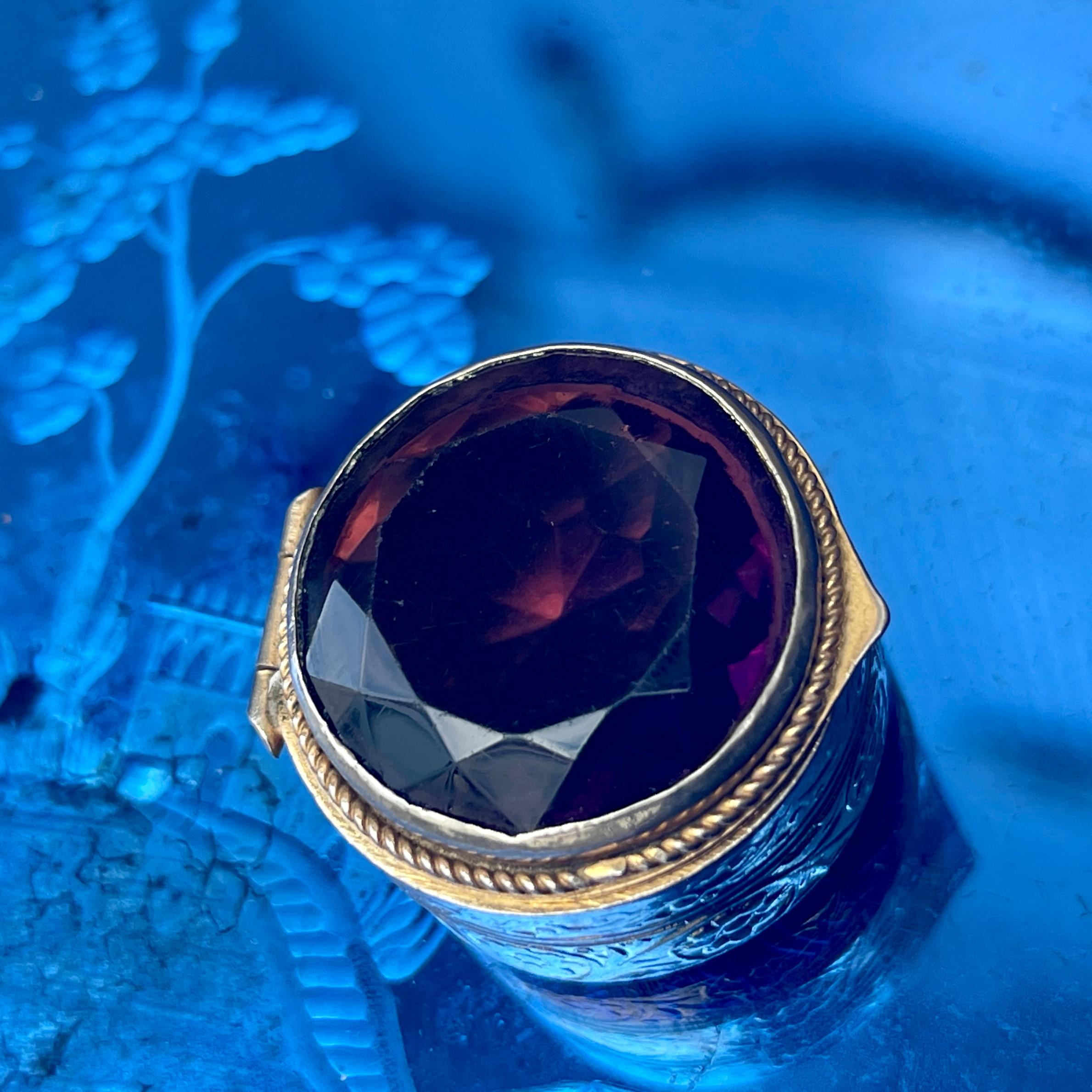 Vergoldete Metallflorschachtel aus dem späten 19. Jahrhundert mit abgeschrägter burgunderfarbener Glasplatte im Zustand „Gut“ im Angebot in Haddonfield, NJ