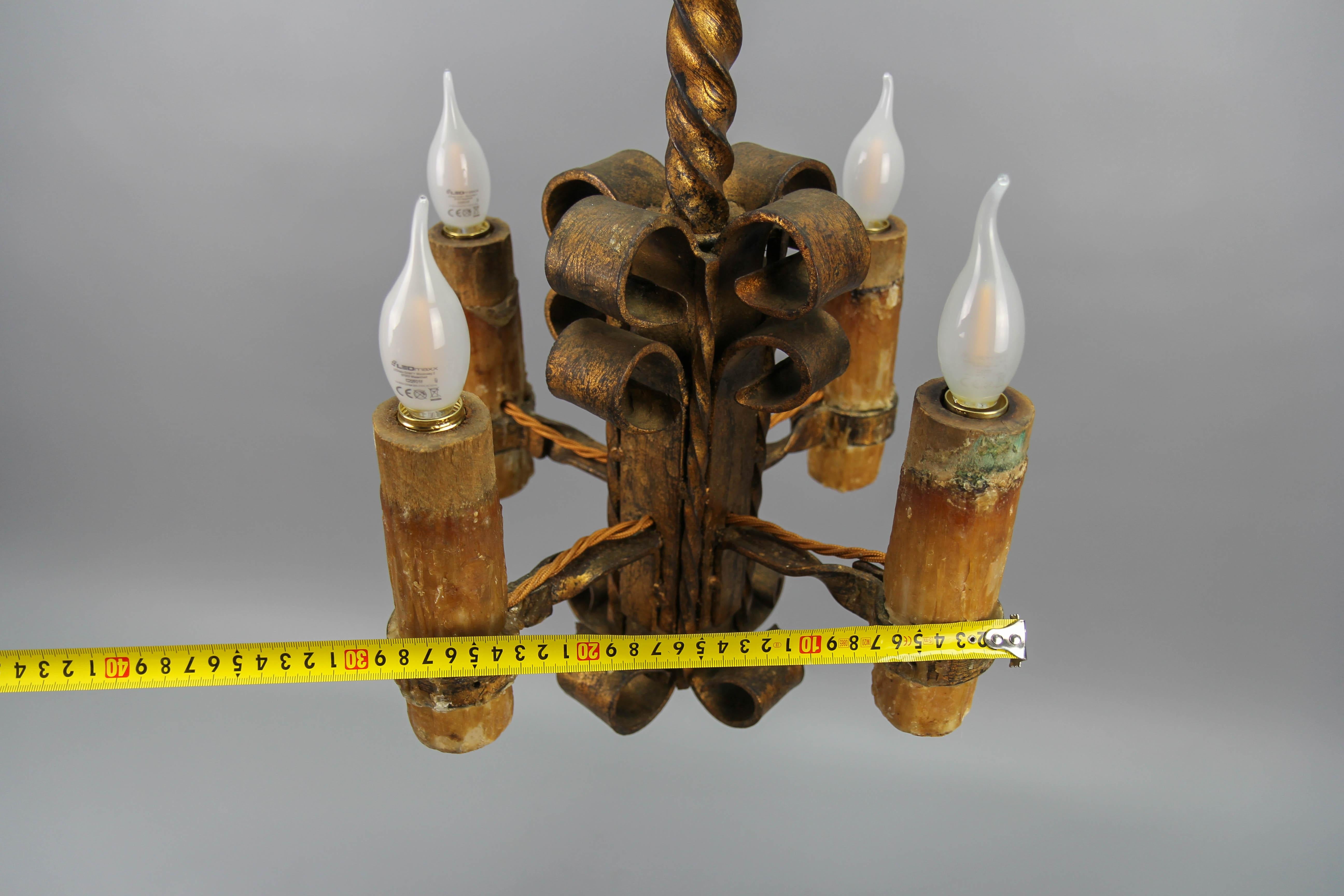 Fin du 19e siècle, lustre à quatre lumières en fer forgé doré de style médiéval en vente 3