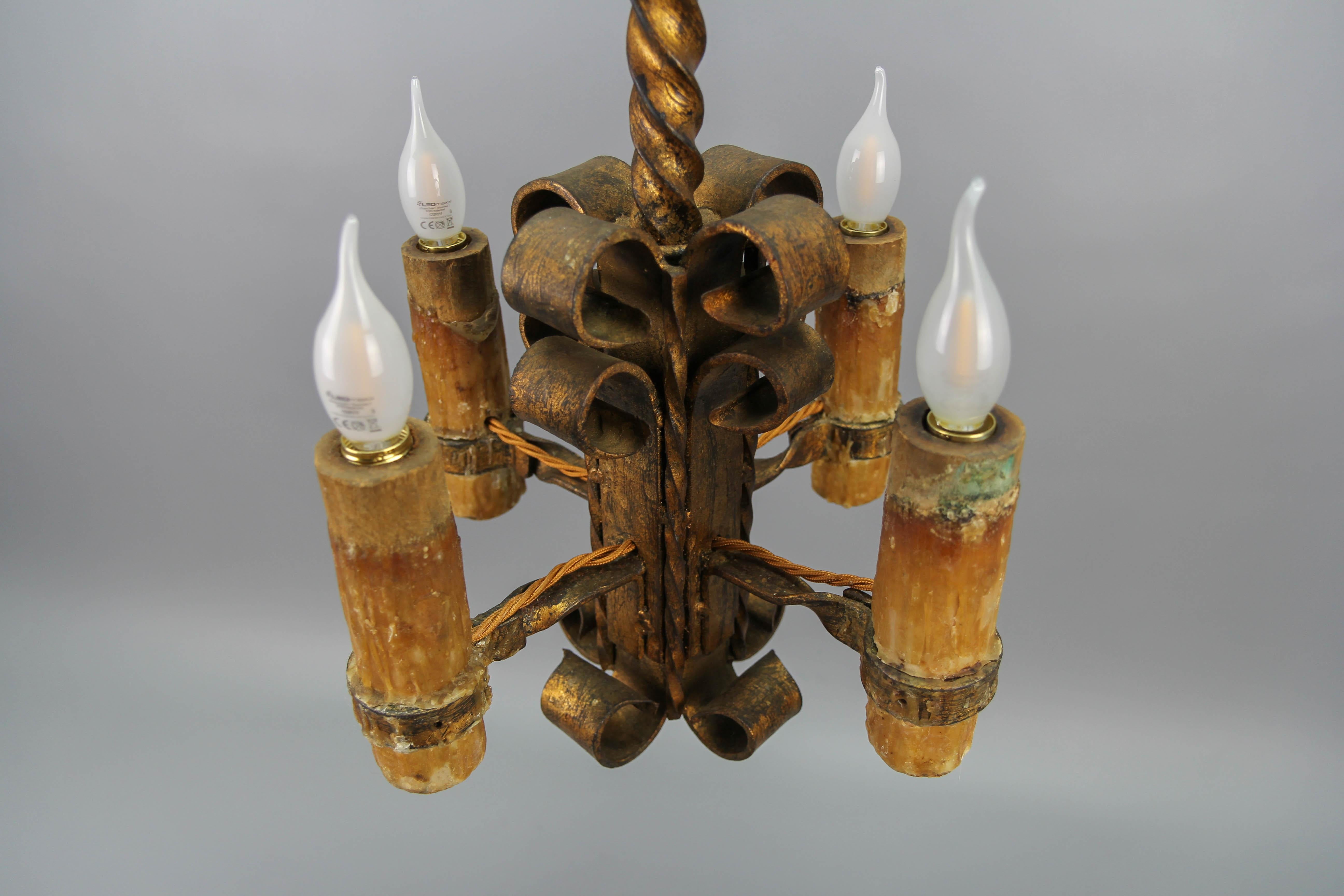 Fin du 19e siècle, lustre à quatre lumières en fer forgé doré de style médiéval en vente 4