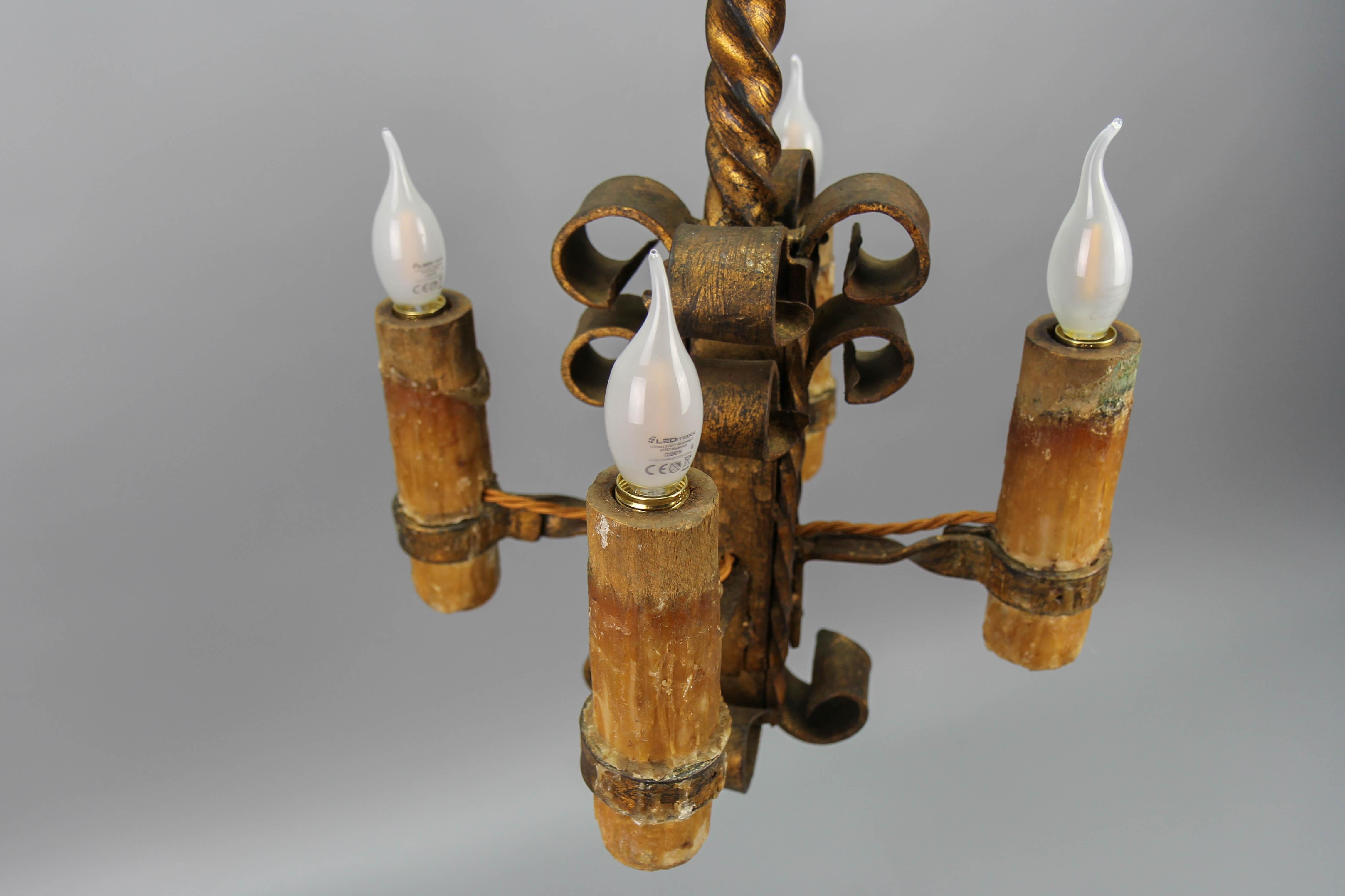 Fin du 19e siècle, lustre à quatre lumières en fer forgé doré de style médiéval en vente 5