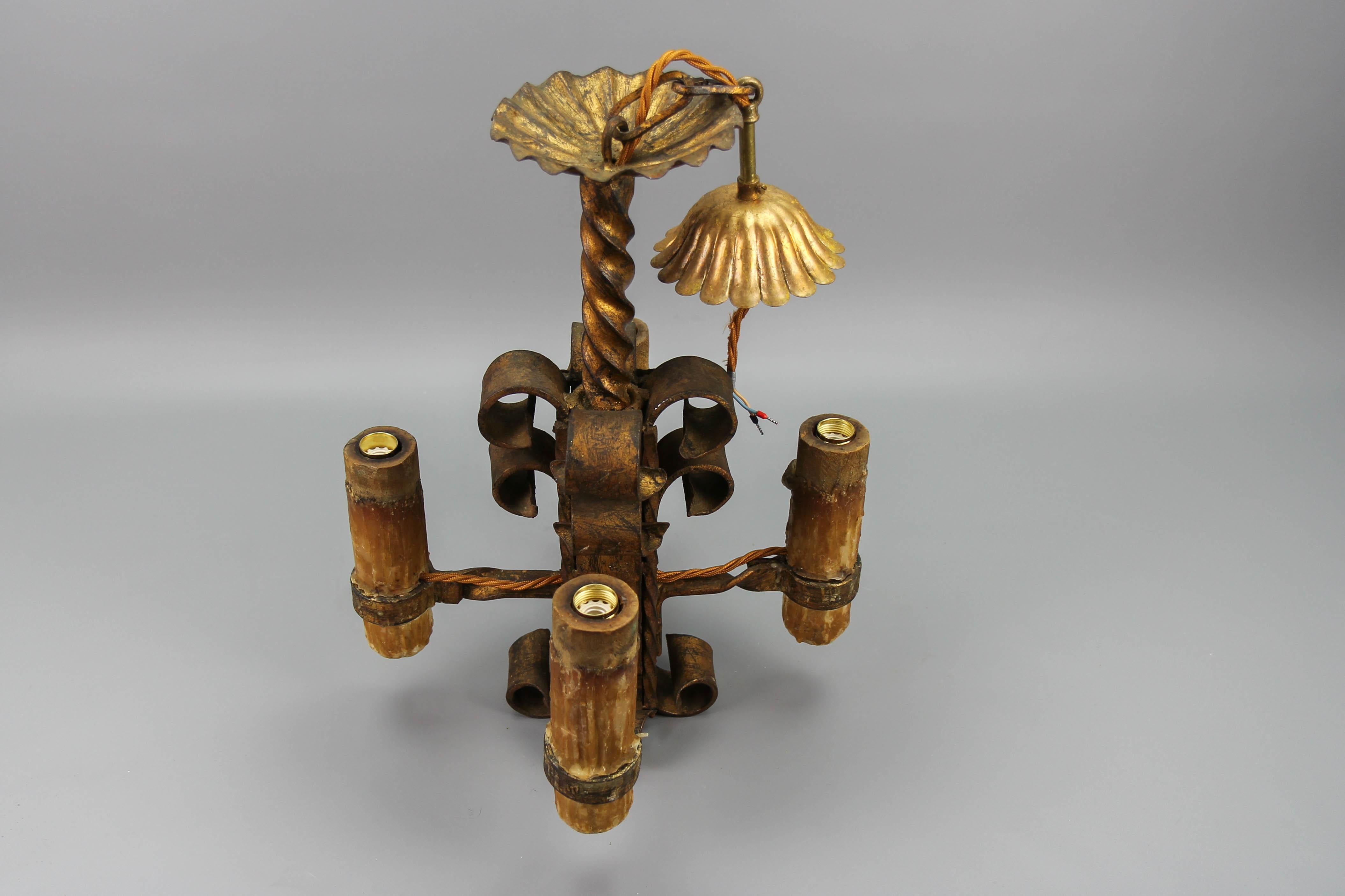 Fin du 19e siècle, lustre à quatre lumières en fer forgé doré de style médiéval en vente 6