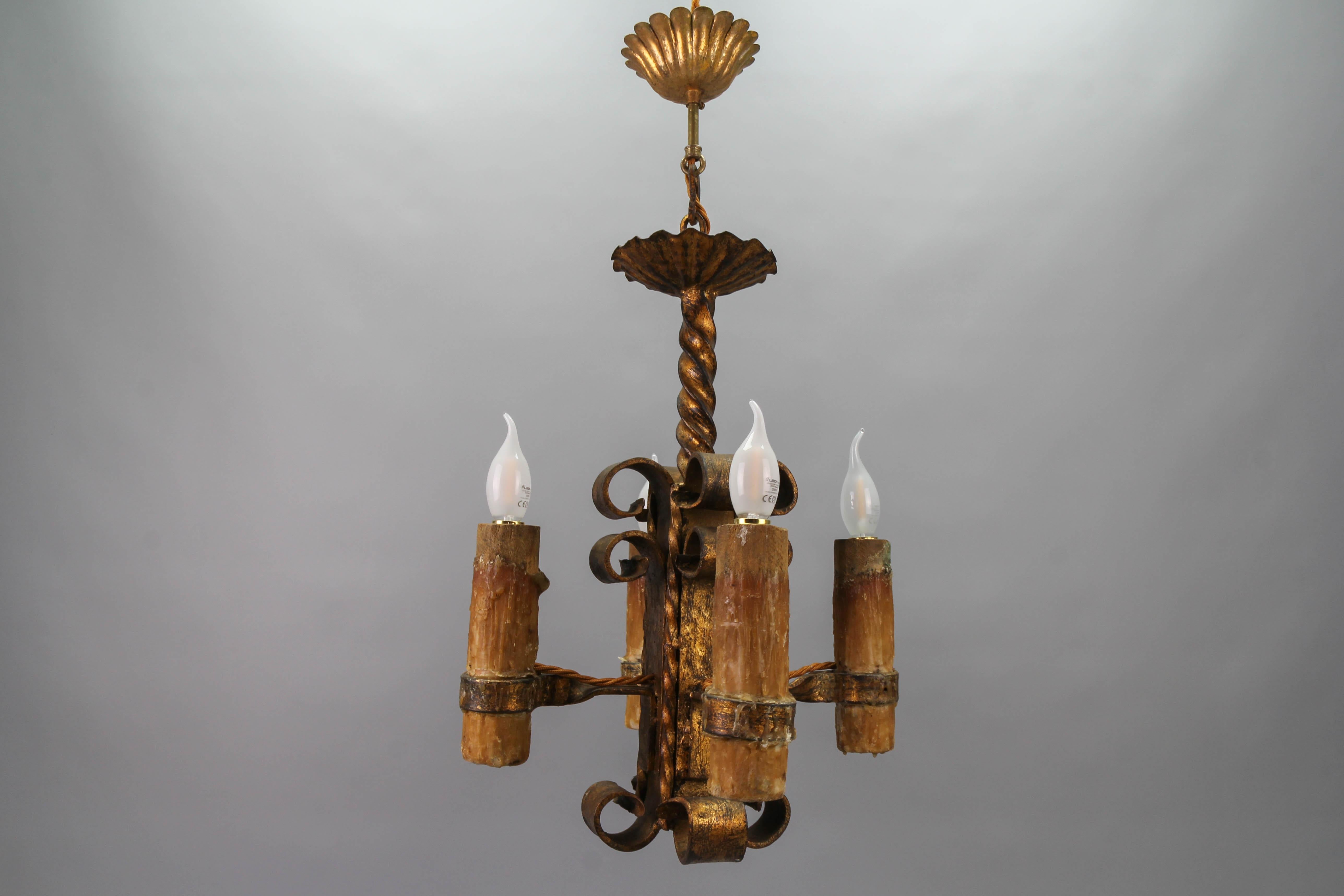 Fin du 19e siècle, lustre à quatre lumières en fer forgé doré de style médiéval en vente 9