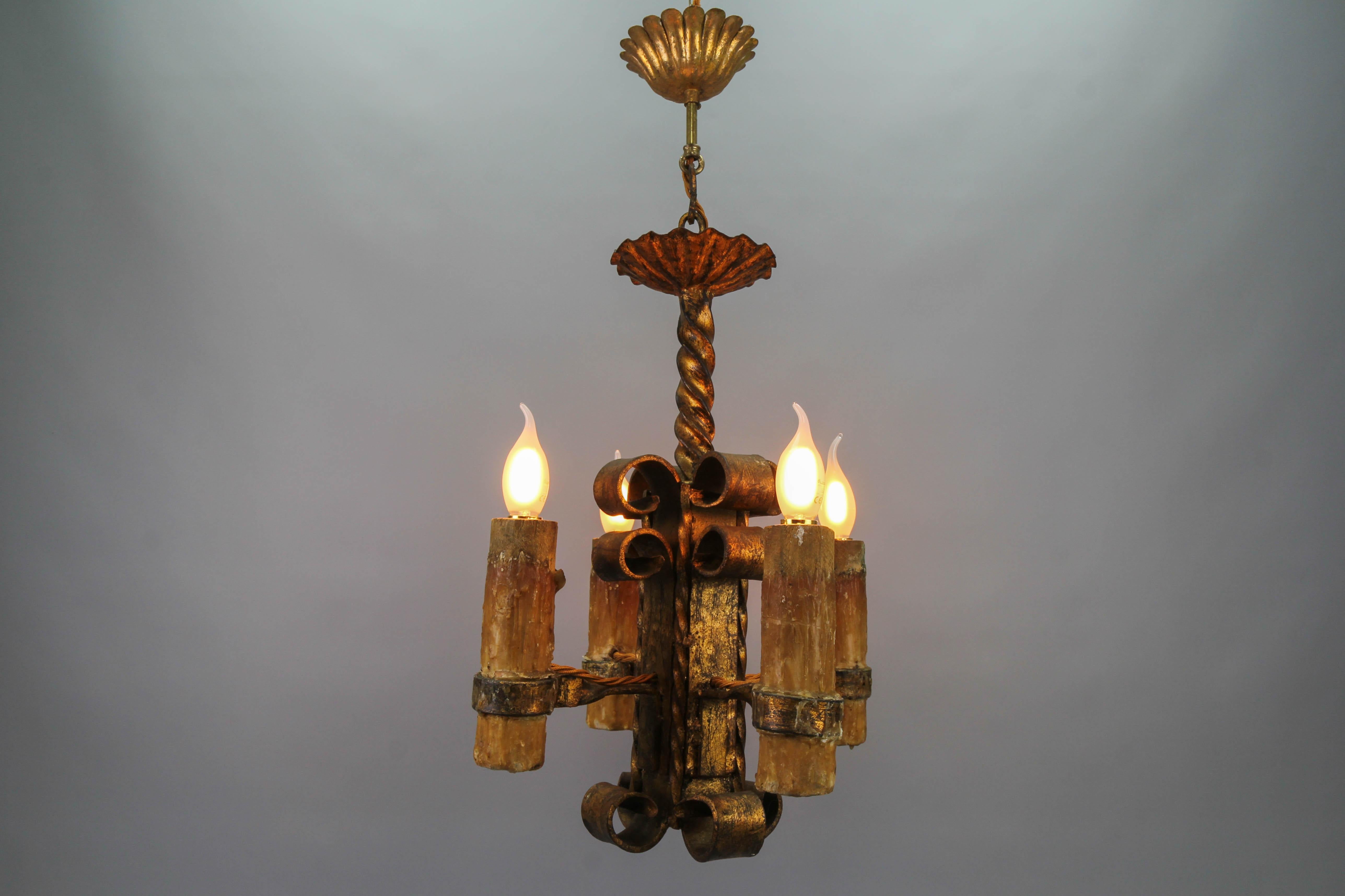 Fin du 19e siècle, lustre à quatre lumières en fer forgé doré de style médiéval en vente 10