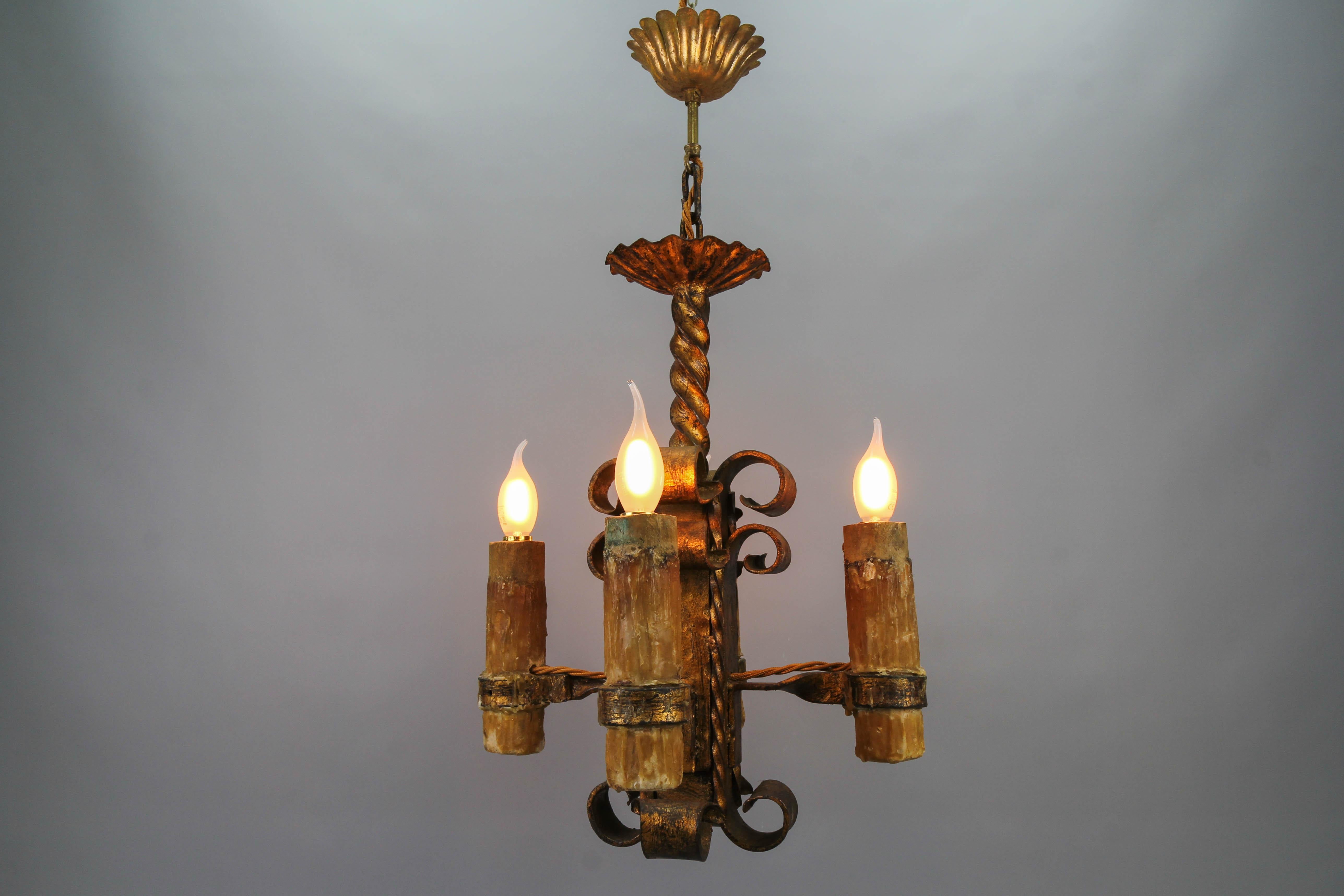 Fin du 19e siècle, lustre à quatre lumières en fer forgé doré de style médiéval en vente 11