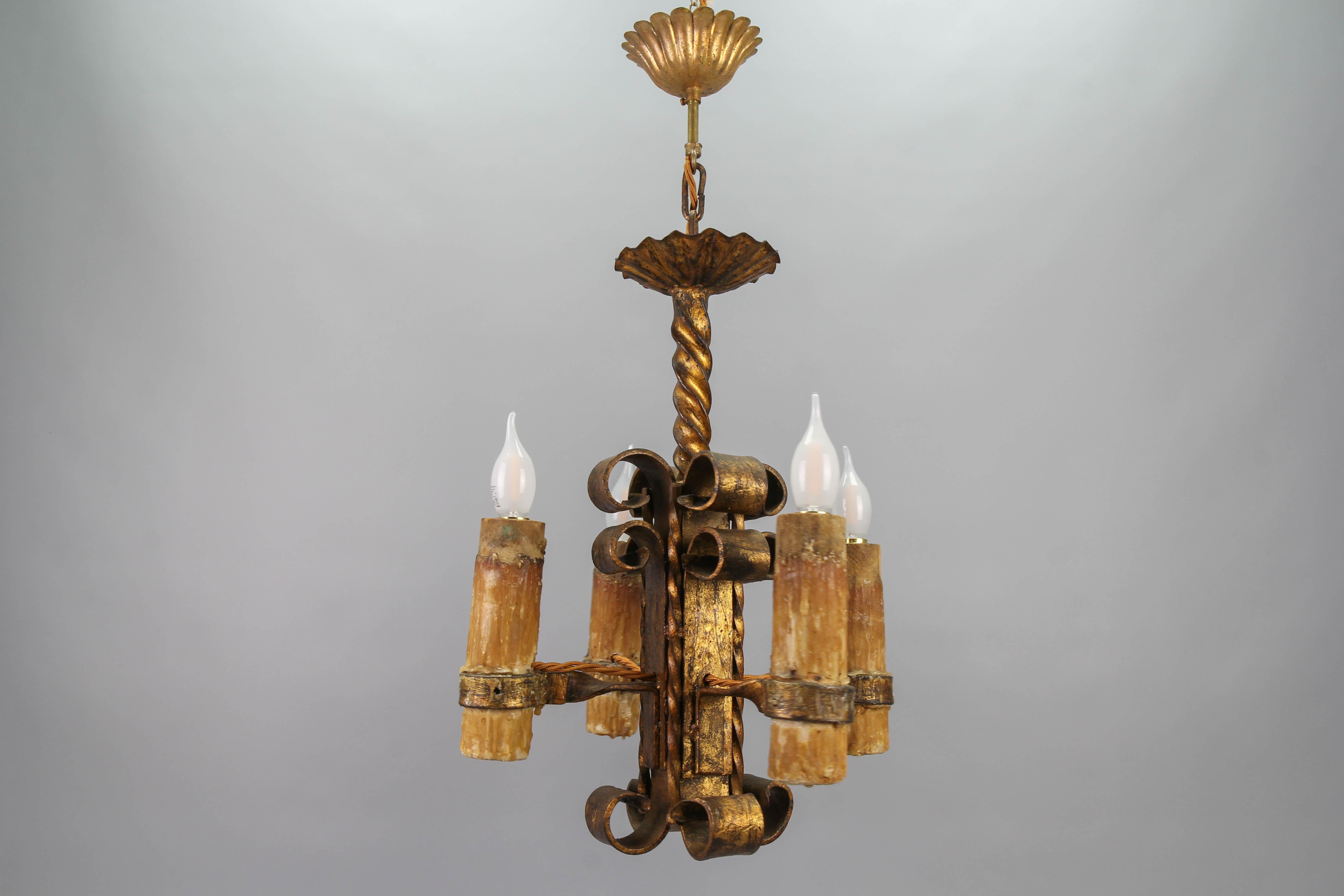 Fin du 19e siècle, lustre à quatre lumières en fer forgé doré de style médiéval en vente 12