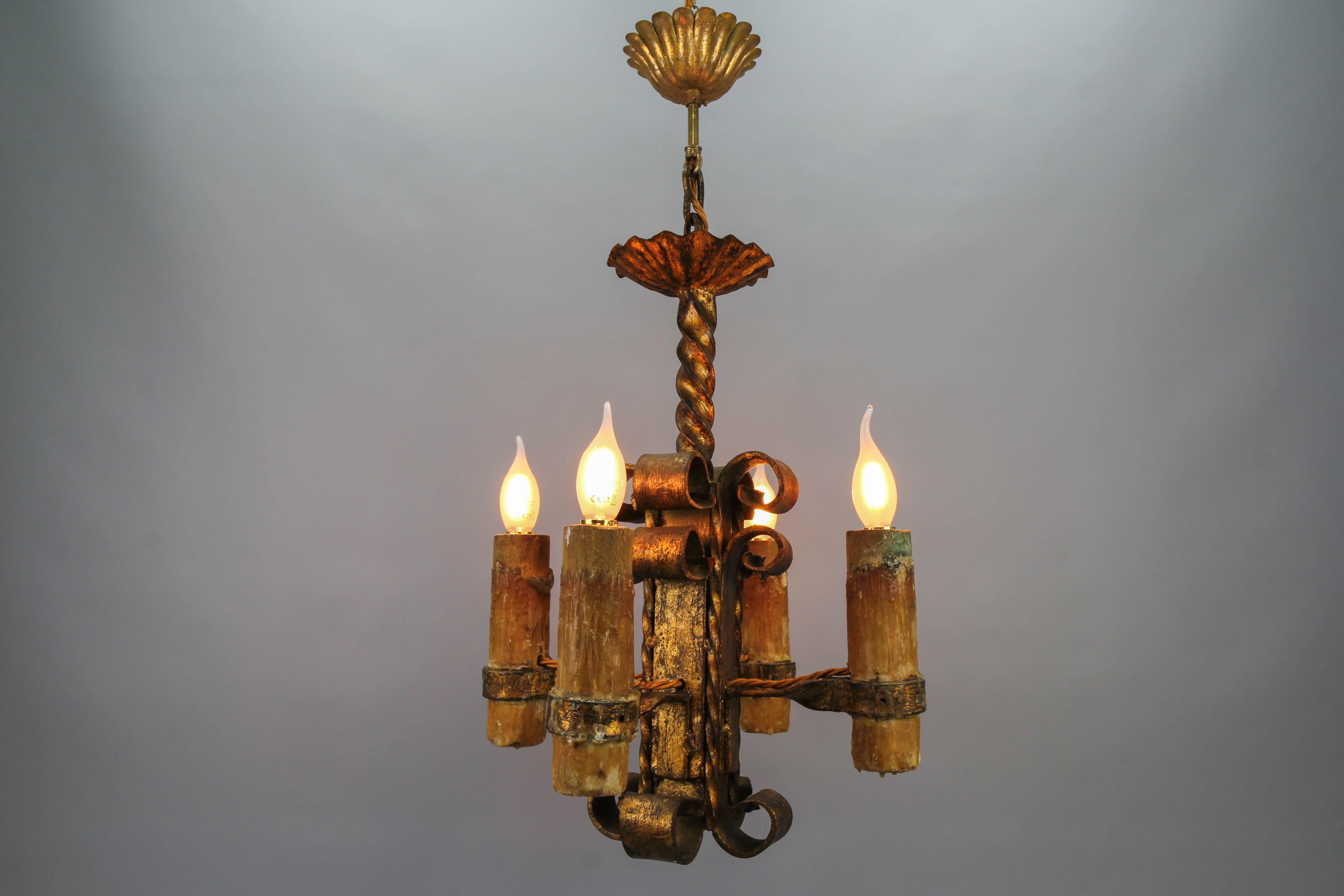 Français Fin du 19e siècle, lustre à quatre lumières en fer forgé doré de style médiéval en vente