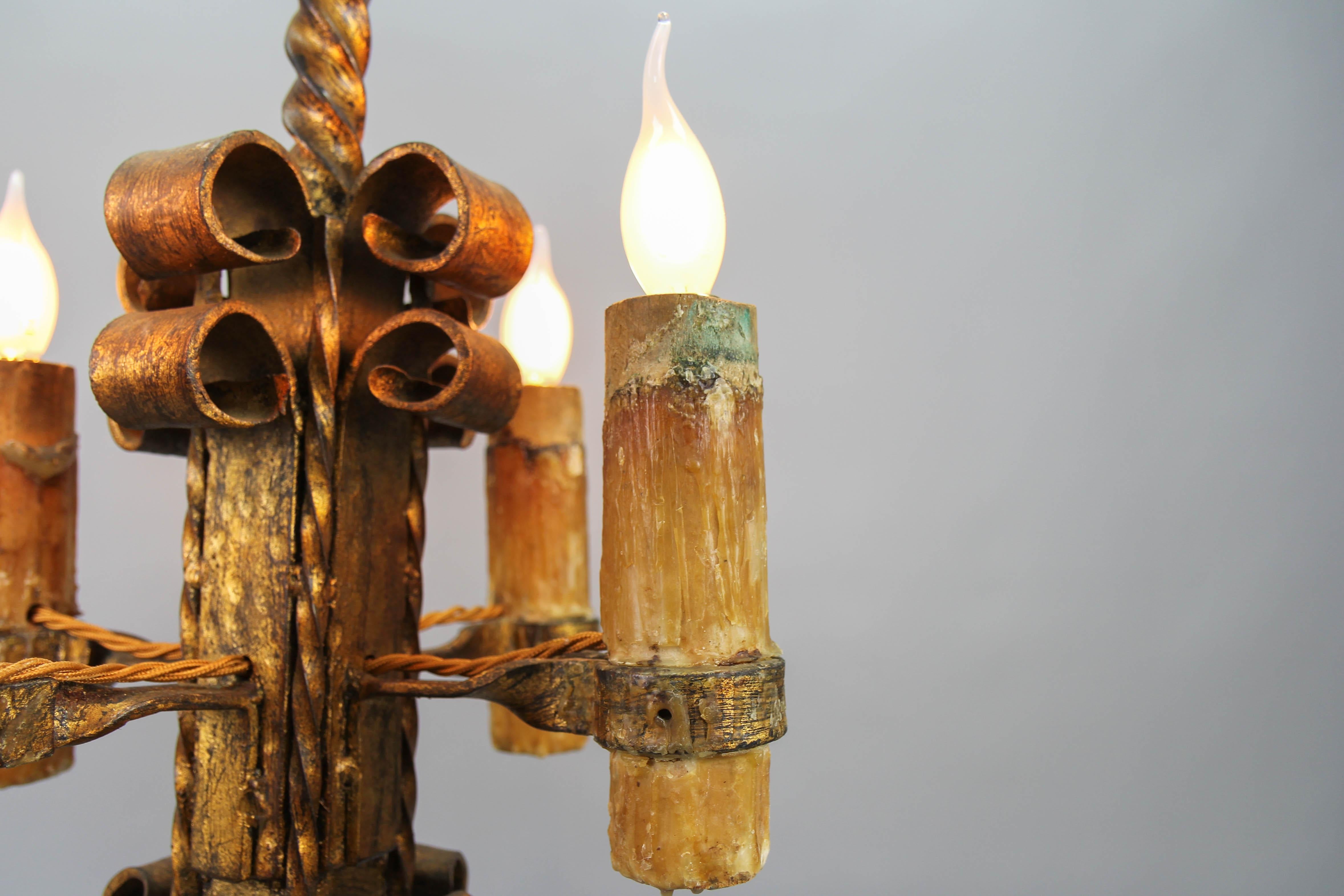 Doré Fin du 19e siècle, lustre à quatre lumières en fer forgé doré de style médiéval en vente
