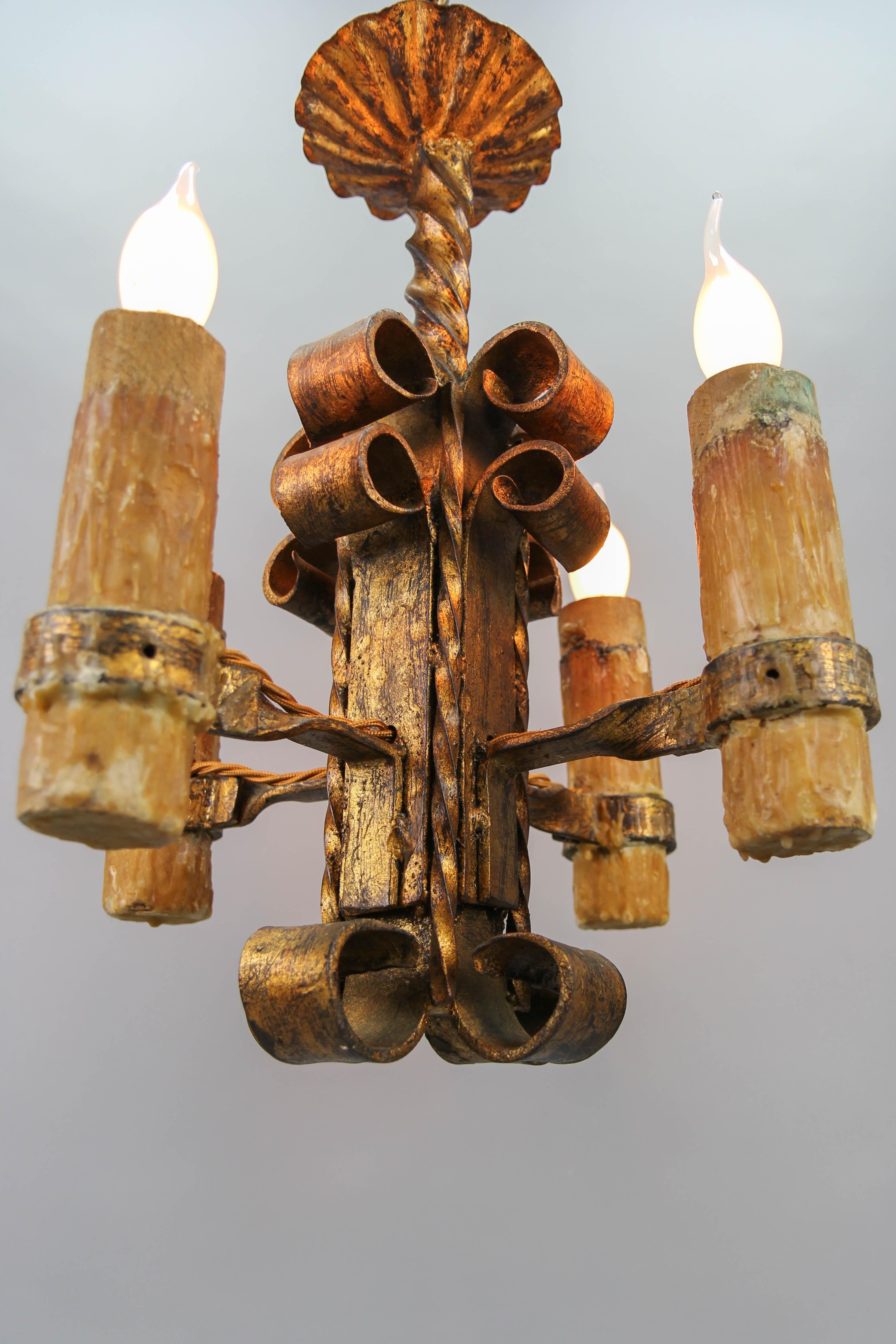 Métal Fin du 19e siècle, lustre à quatre lumières en fer forgé doré de style médiéval en vente