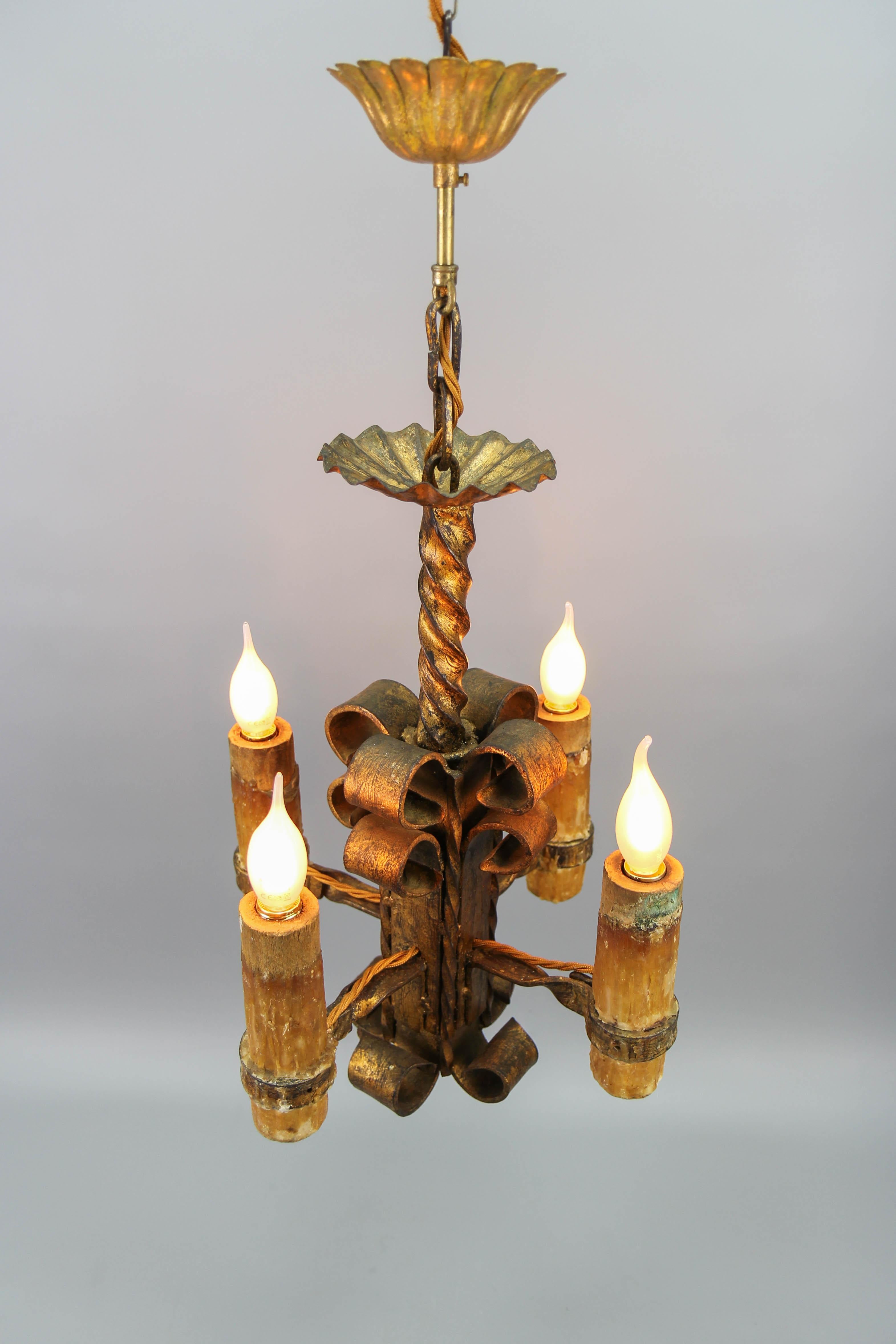 Fin du 19e siècle, lustre à quatre lumières en fer forgé doré de style médiéval en vente 1