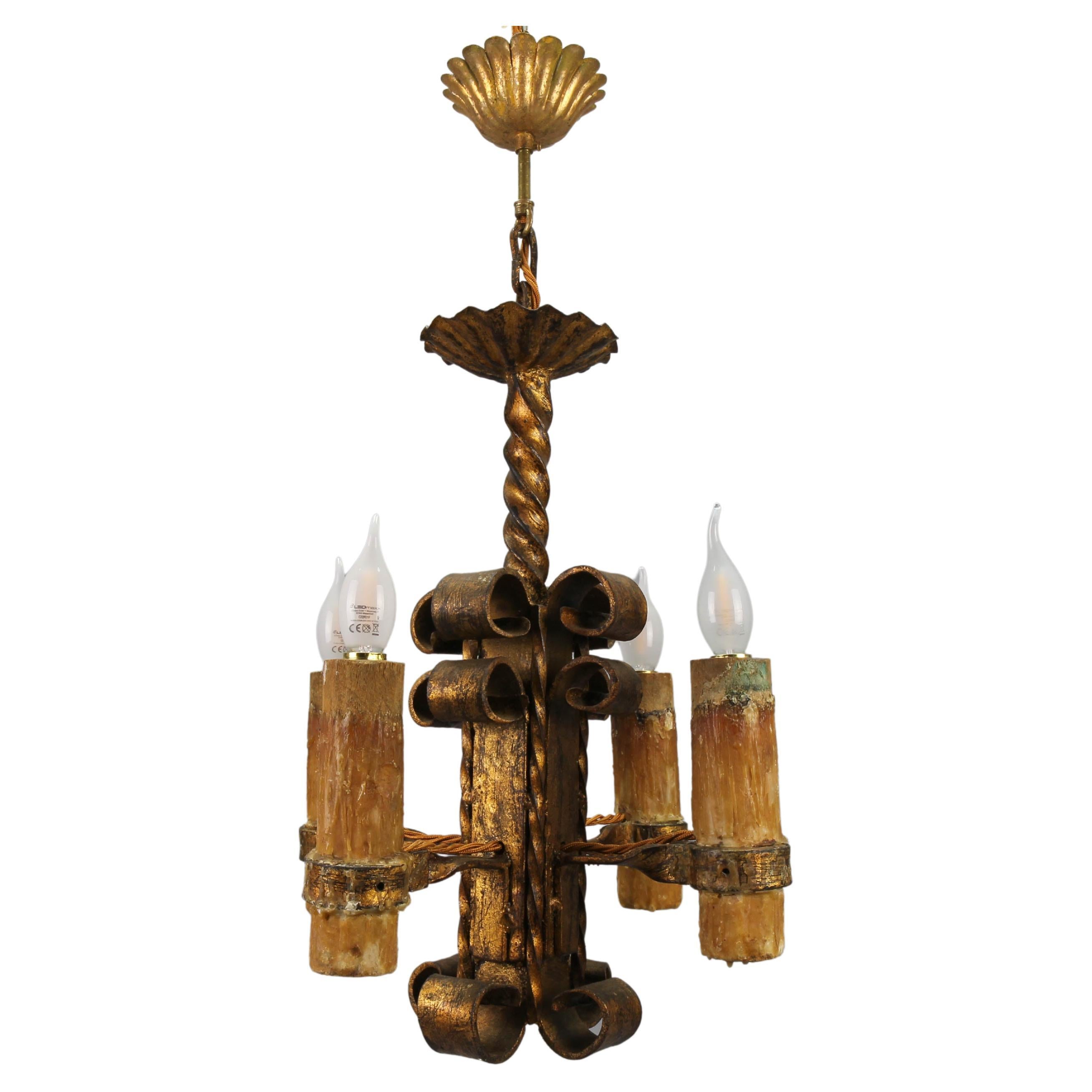 Fin du 19e siècle, lustre à quatre lumières en fer forgé doré de style médiéval