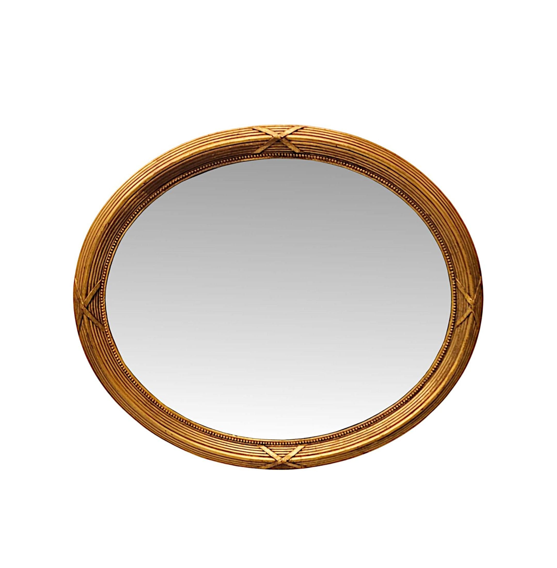 Anglais Miroir ovale en bois doré de la fin du XIXe siècle en vente