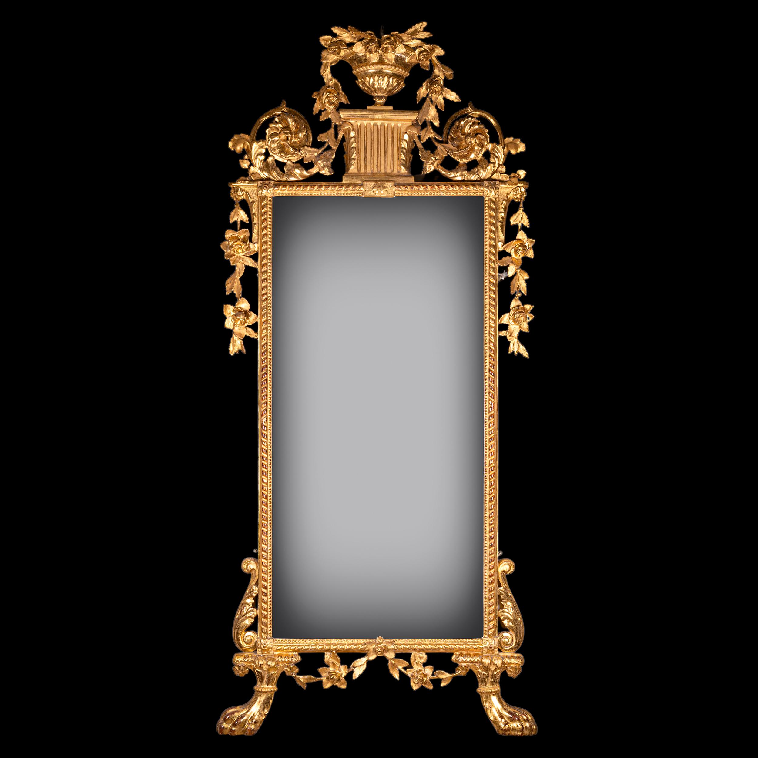 Miroir en bois doré très attrayant et décoratif du XIXe siècle, de forme rectangulaire haute, richement sculpté et conservant une surface dorée à l'eau brillante. Le cimier présente une urne classique débordant de roses et de feuilles de chêne,