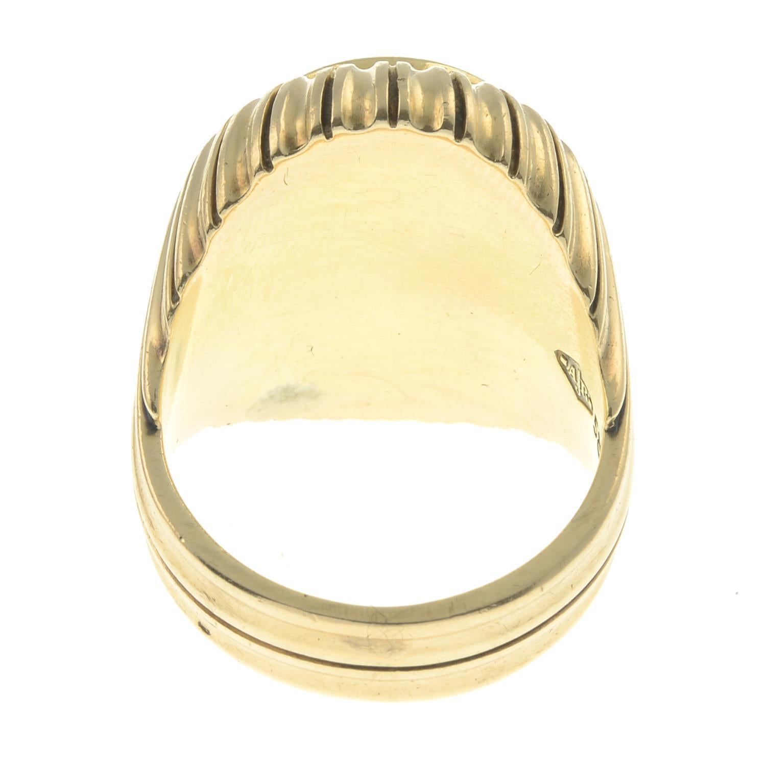 Marques néerlandaises, estampillées 585. Bague taille 8. Longueur de la tête de l'anneau 2.3cms.anneau avec des marques néerlandaises pour l'or 14ct. Marque du fabricant AJR. Sceau probablement autrichien.
