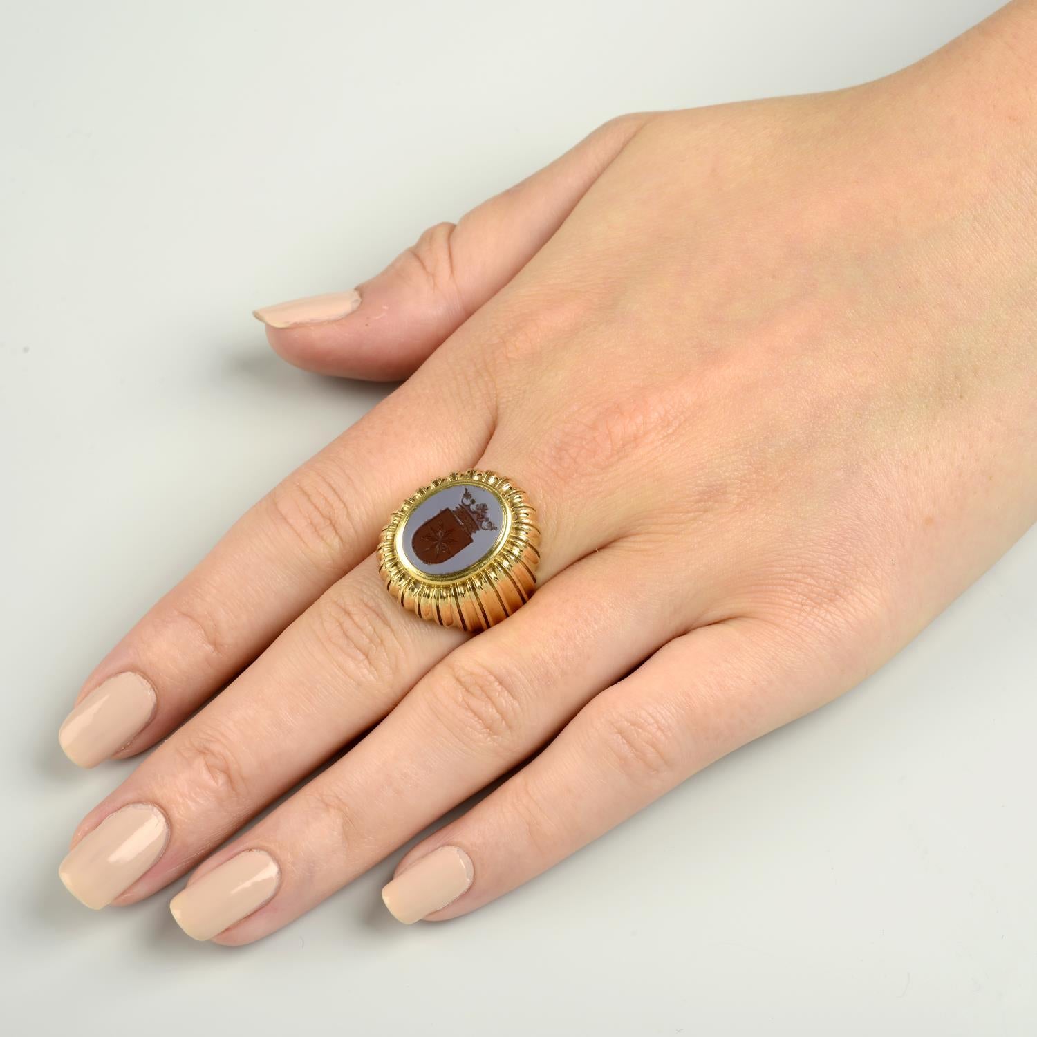 Taille ovale Bague sigillaire en or et agate de la fin du 19e siècle en vente