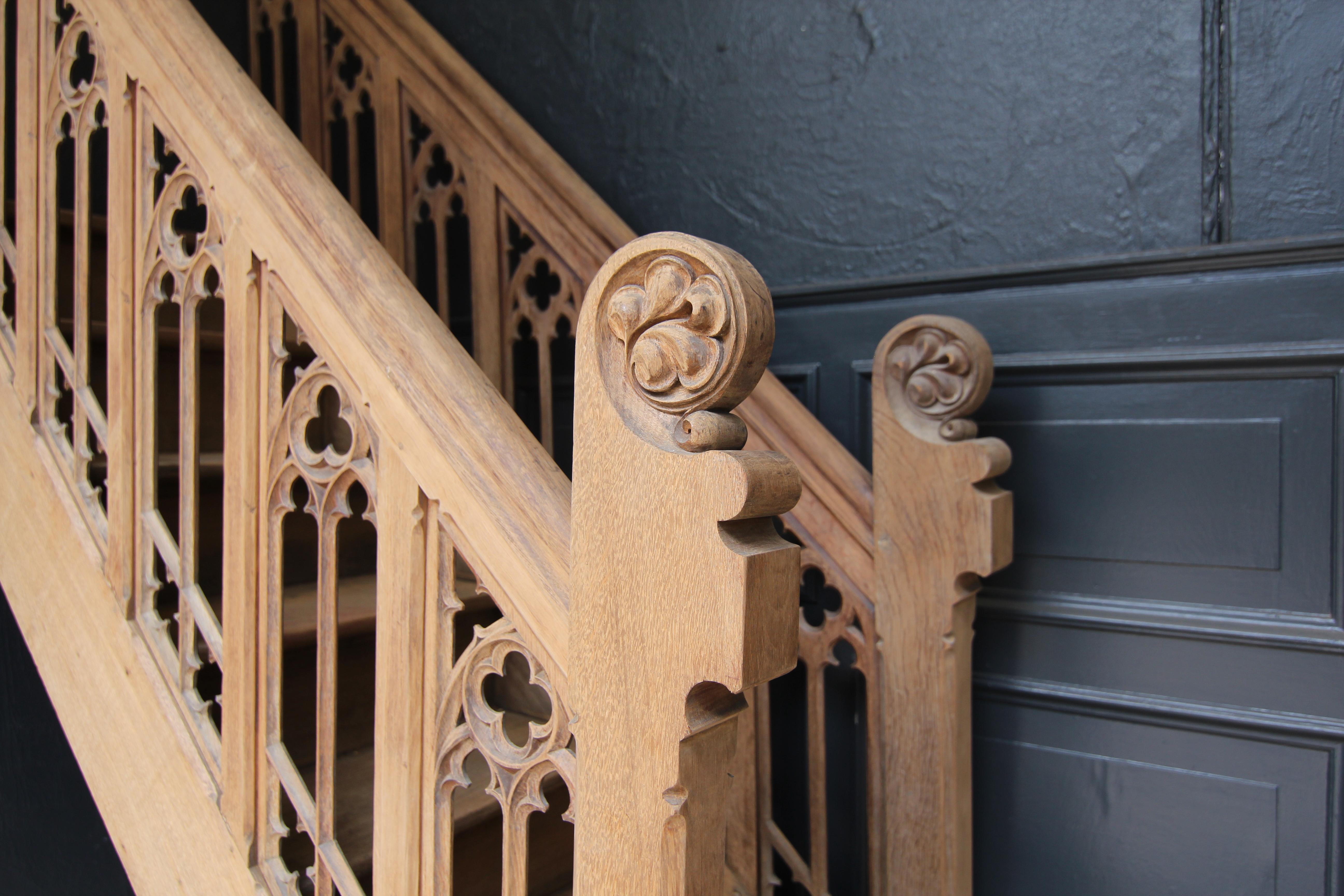 Late 19th Century Gothic Revival Carved Oak Staircase In Good Condition In Dusseldorf, DE