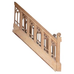 Meuble de rangement en chêne sculpté de la fin du XIXe siècle de style néo-gothique