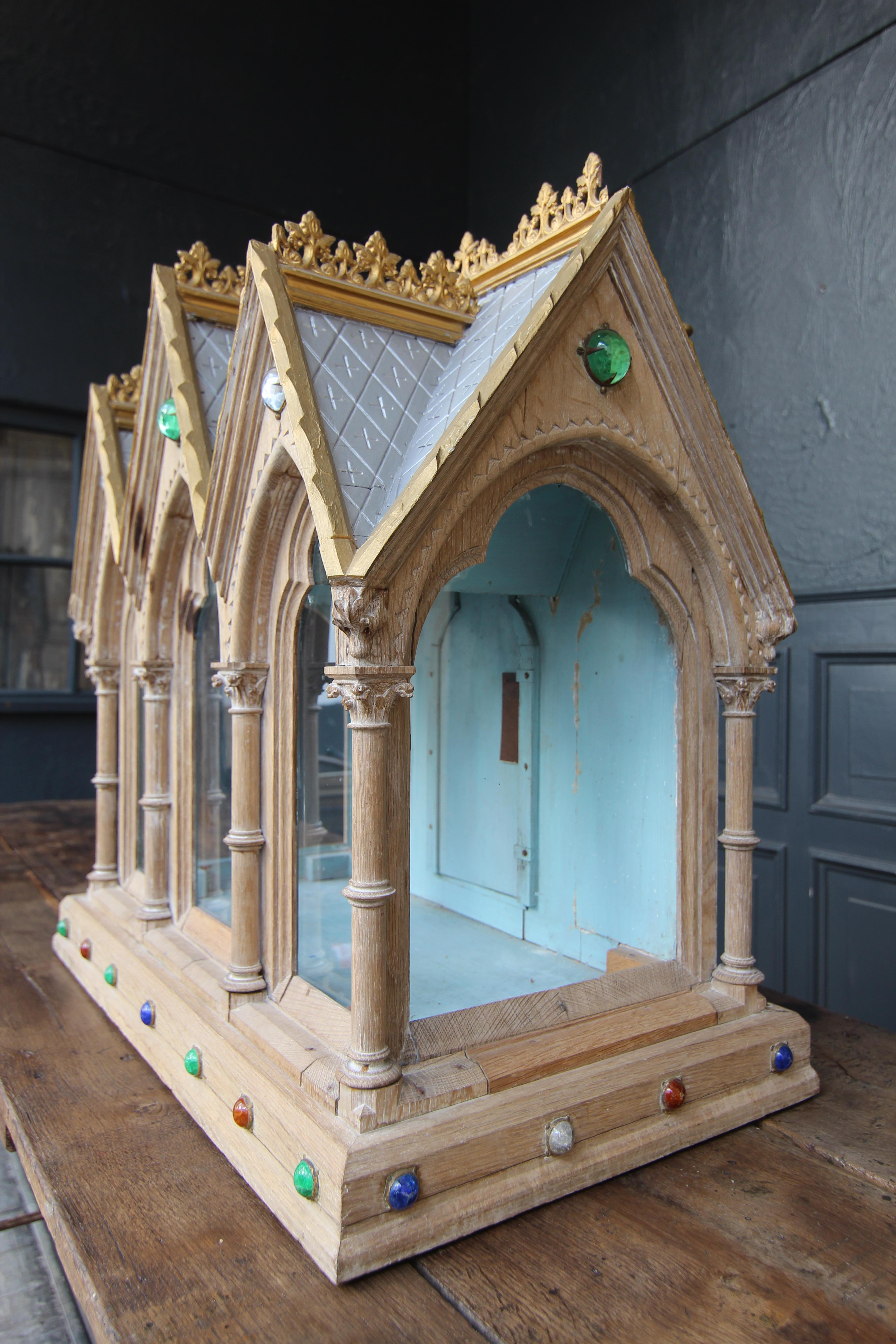 Late 19th Century Gothic Revival Reliquary Casket In Good Condition For Sale In Dusseldorf, DE