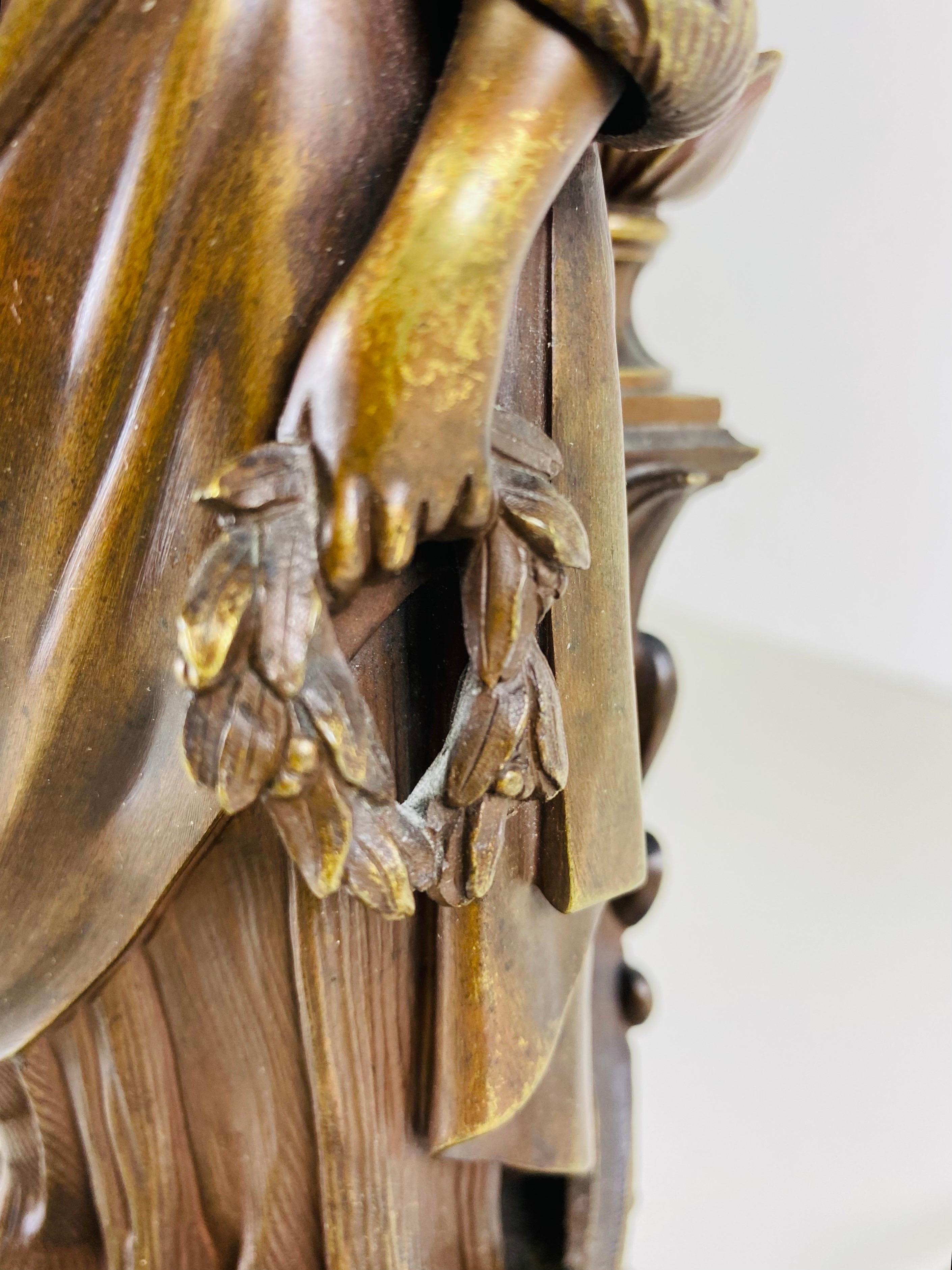 Se trata de un candelabro de bronce de gran viaje italiano de finales del siglo XIX. Este elegante candelabro tiene una figura clásica femenina en el centro, de pie sobre un plinto ornamentado. El candelabro ha sido expertamente alambrado en el