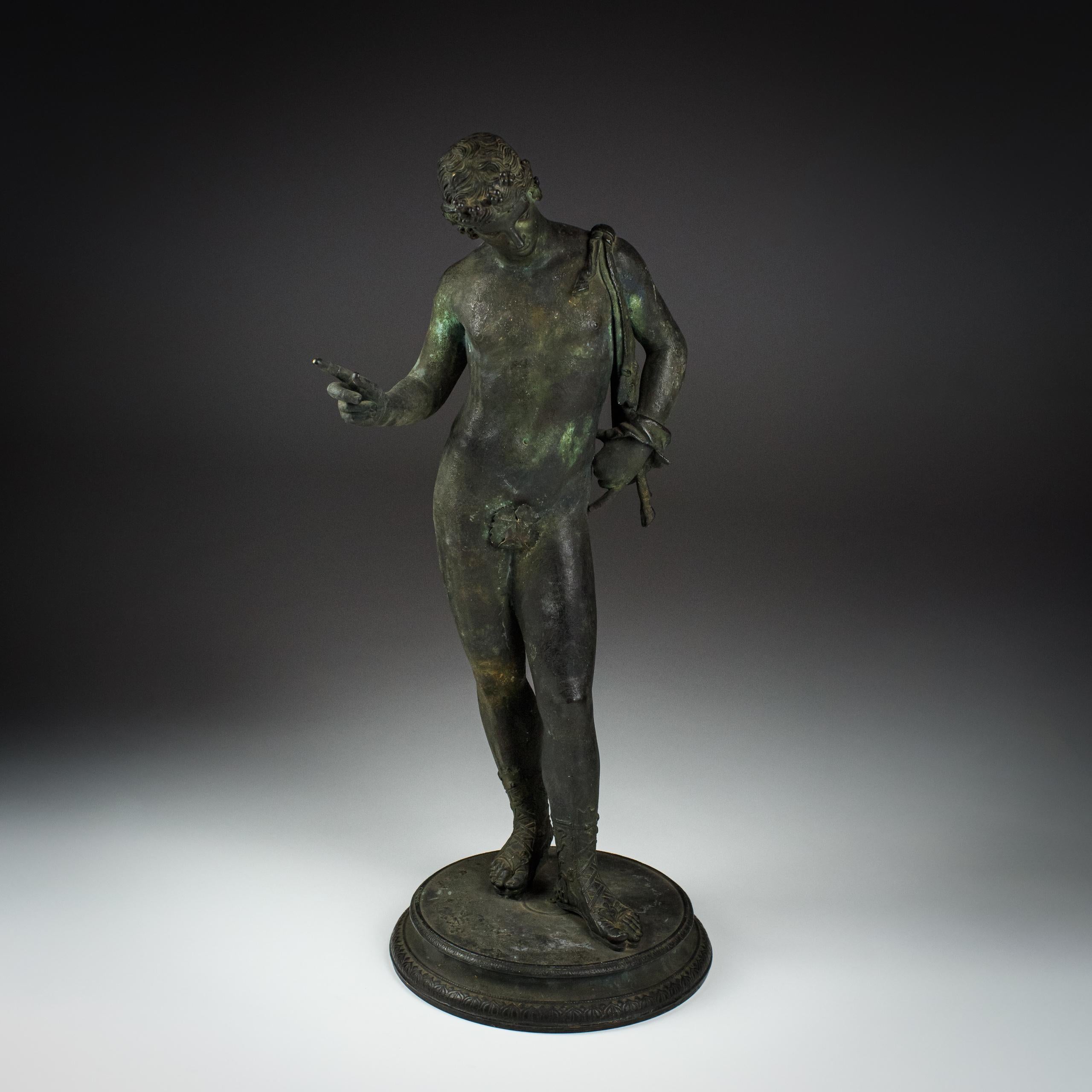 Figura di Narciso in bronzo di scuola napoletana della fine del XIX secolo, dopo l'antico. Un grande bronzo Grand Tour del Dio del Vino romano, l'originale scoperto a Pompei nel 1862, ora conservato nel Museo Nazionale Archeologico di Napoli. Si è